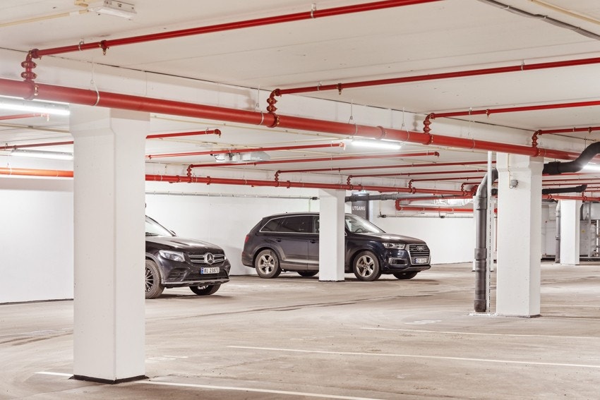 Det følger med en garasjeplass med mulighet for etablering av ladeboks i underjordisk garasjeanlegg. Galleribilde