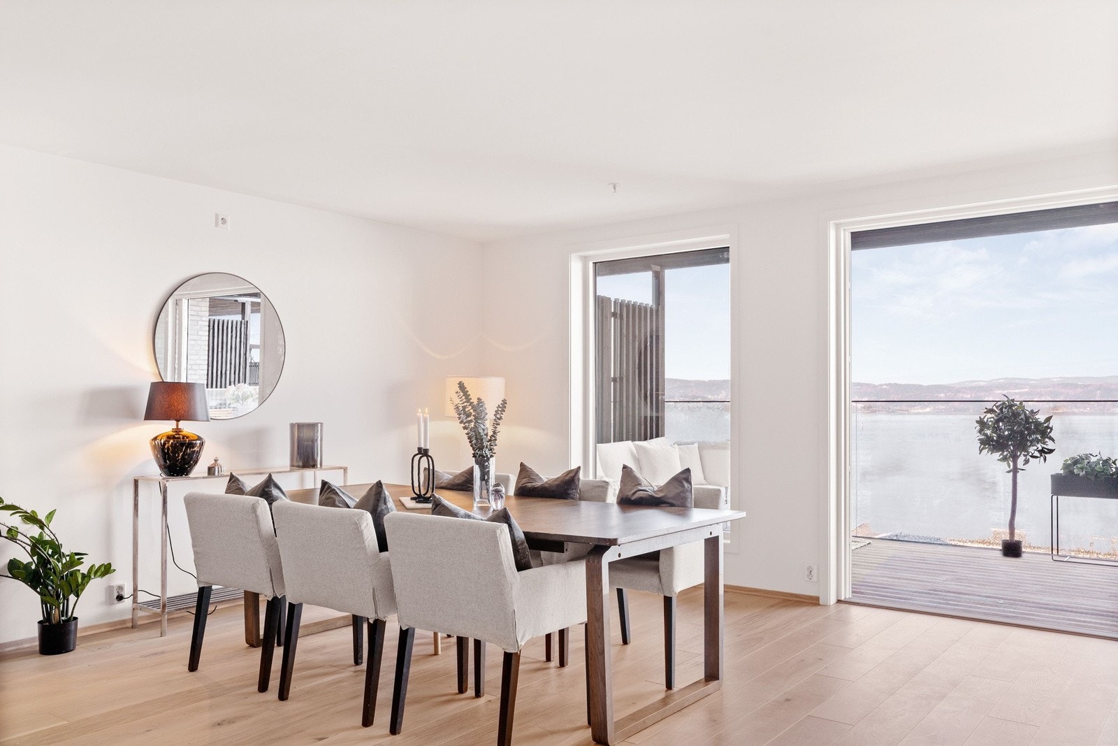 Det er gode møbleringsmuligheter, med plass til sofamøbler, spisegruppe og annet ønskelig møblement. Galleribilde