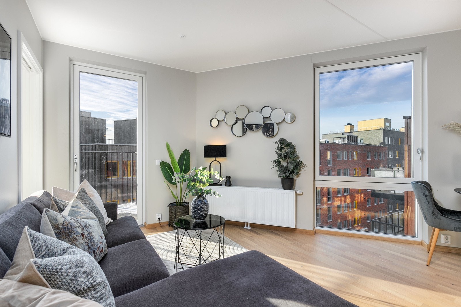 Leiligheten har kvaliteter som bl.a. vannbåren varme via radiatorer, lys 3-stavs eikeparkett, balansert ventilasjon med varmegjenvinning m.m. Galleribilde