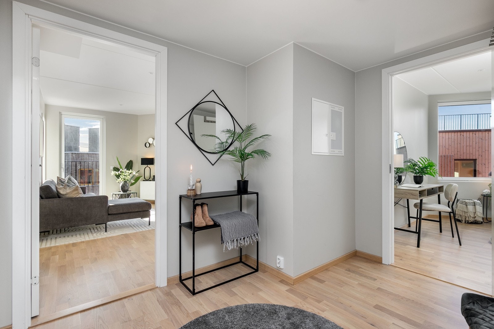 Fra entré er det rask tilgang til de øvrige rom i boligen Galleribilde