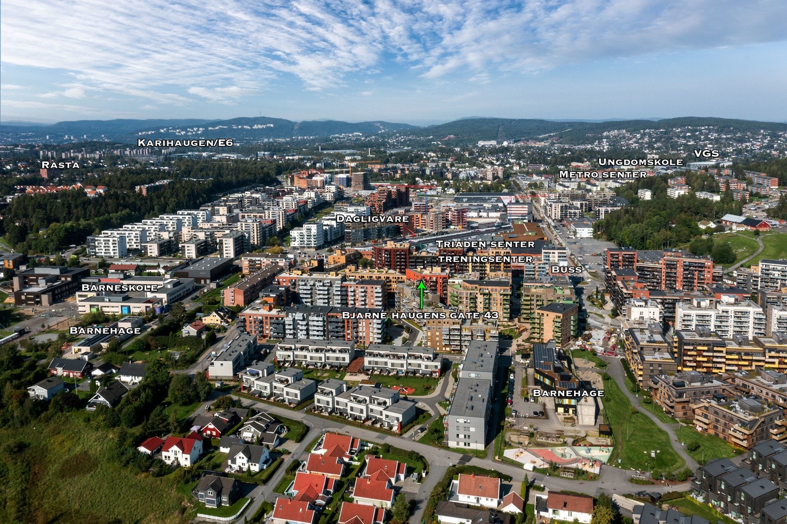 Det er også kort vei til Metro senteret (1,7 km), som har et rikelig utvalg av fasiliteter, butikker, restauranter og servicetilbud. Fra Metro senteret er det nærhet til Lørenskog Hus med blant annet kino, bibliotek samt musikk og kulturskole Galleribilde