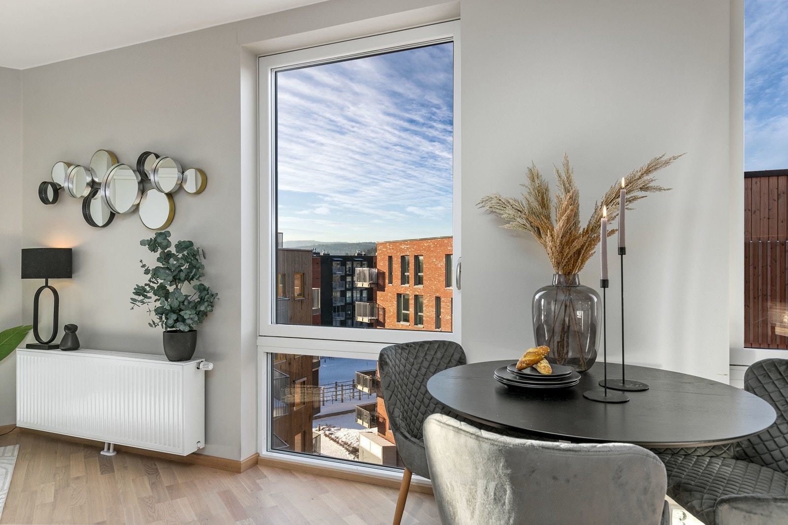 God plass til et spisebord mellom stuen og kjøkkenet, hvor hyggelige middager kan tilbringes Galleribilde