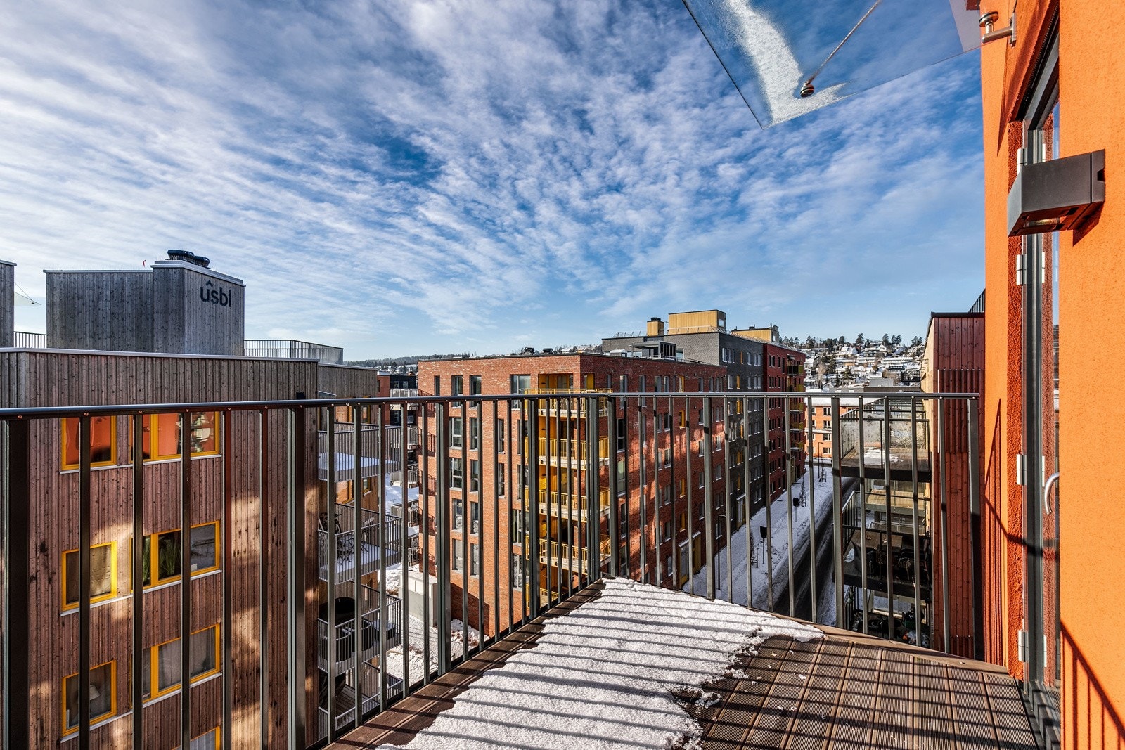 Flott utsikt fra balkongen over nabolaget Galleribilde