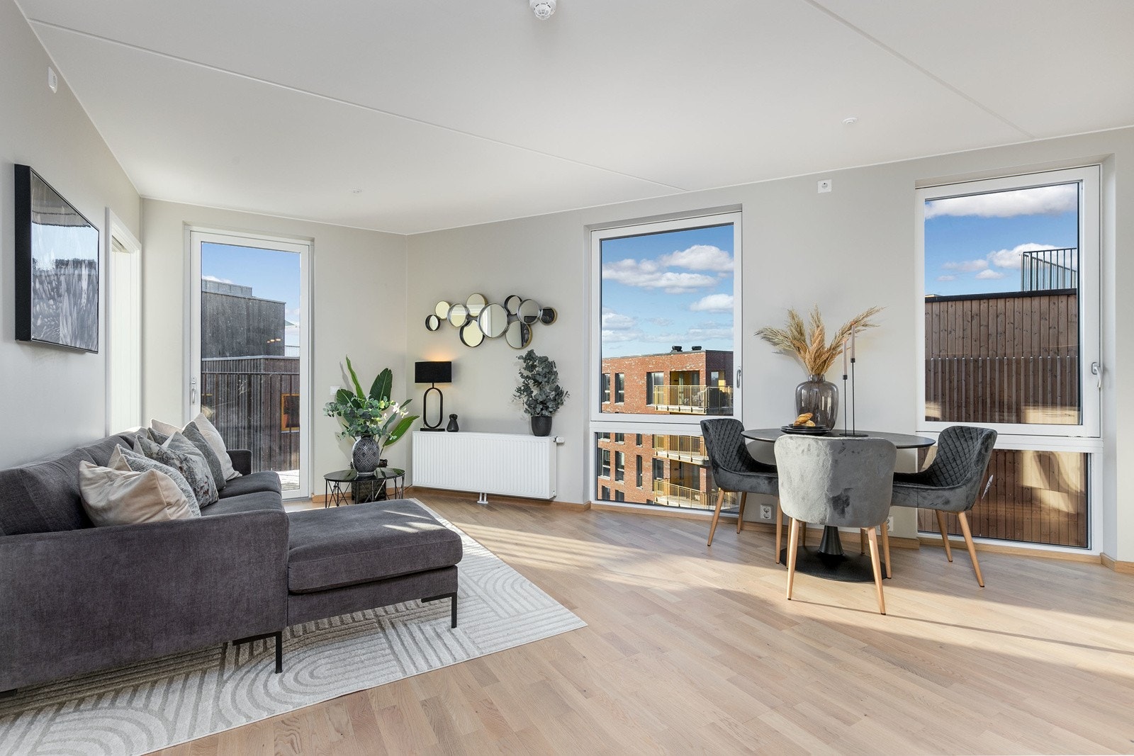 Velkommen til Bjarne Haugens gate 43! Nyoppført og innbydende 3-roms topp og hjørneleilighet i det populære prosjektet Lørenskog Hageby! Galleribilde