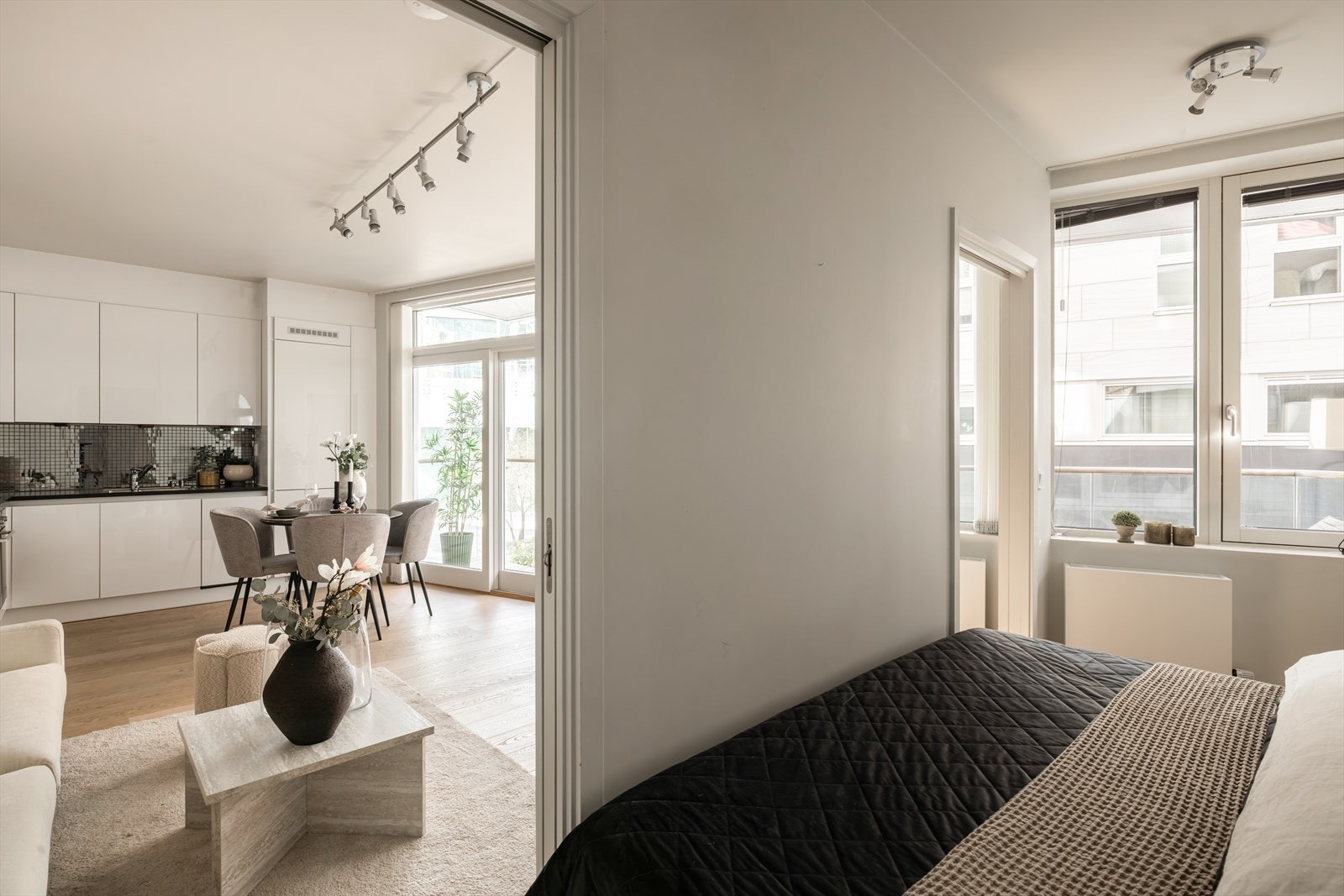 Praktisk med skyvedører inn på begge sidene av soverommet. Galleribilde