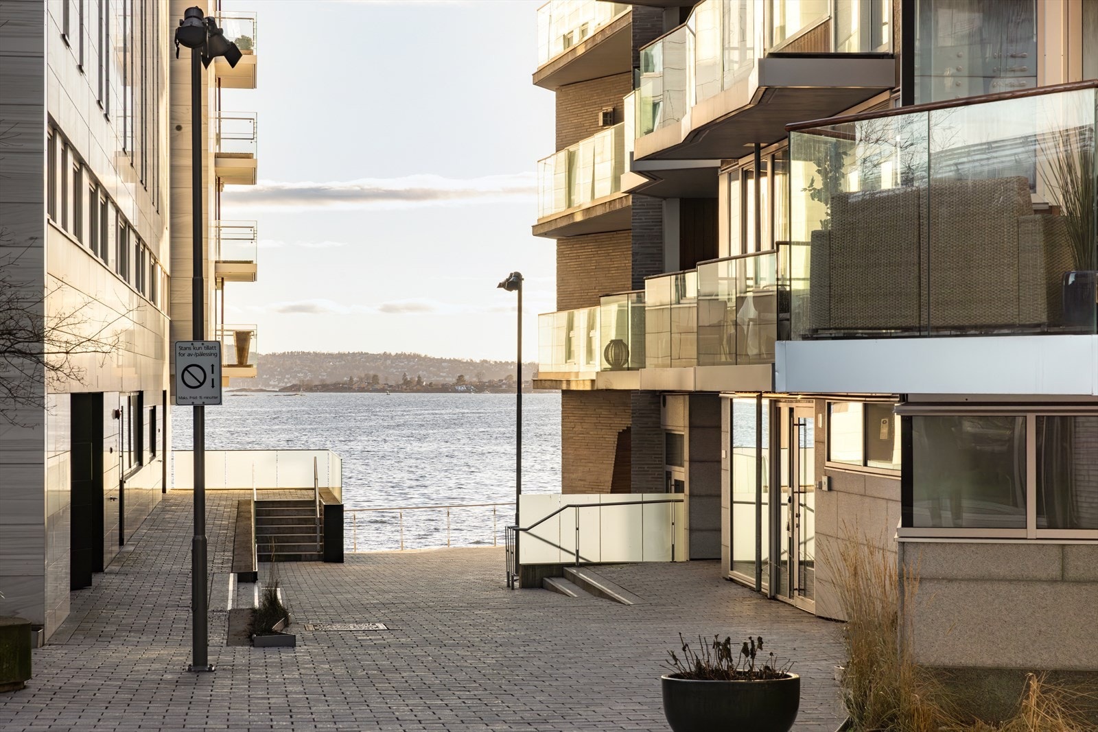 Med bilfrie gater, flotte sjøutsikter og et rikt utvalg av restauranter, kunstgallerier og rekreasjonsmuligheter, byr Tjuvholmen på en unik livsstil ved vannkanten. Galleribilde