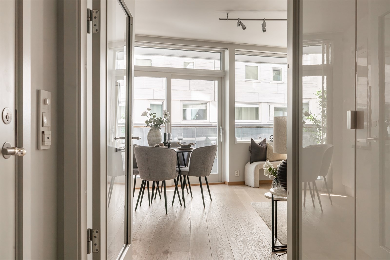 De store vindusflatene sikrer rikelig med naturlig lys hele dagen. Galleribilde