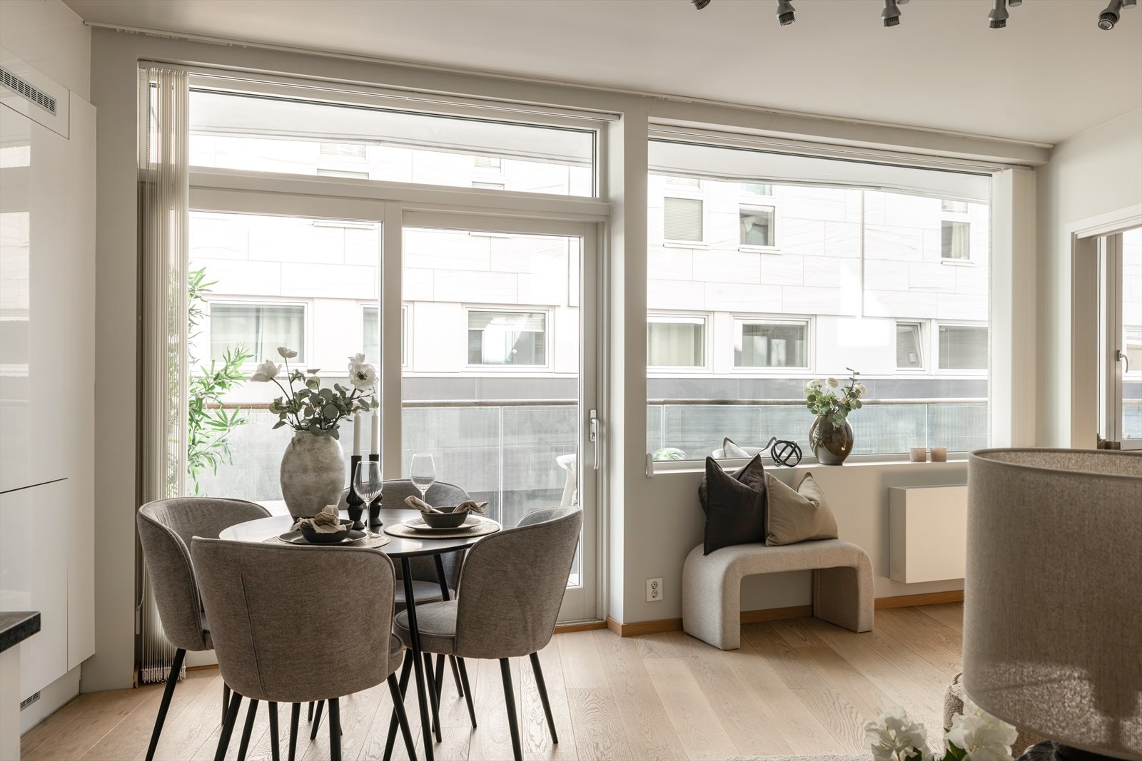 Stuen er malt i lyse farger med 1- stavs parkett på gulv. Galleribilde