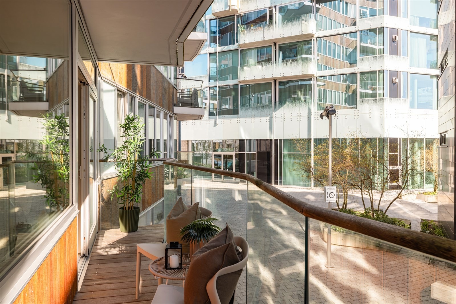 På fine dager fungerer balkongen som en forlengelse av stuen. Galleribilde