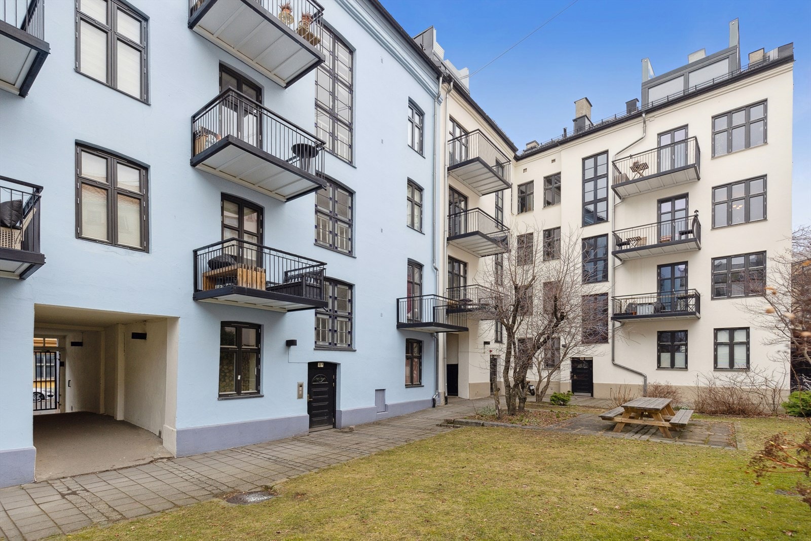 Koselig bakgård. Galleribilde