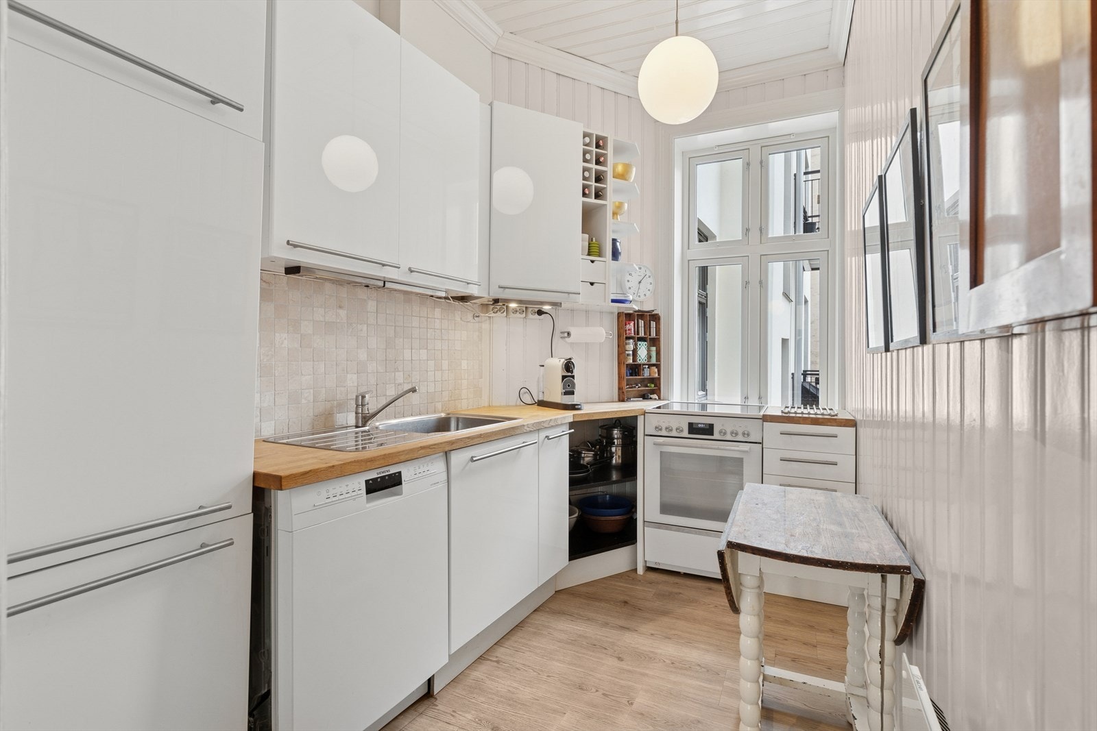 Boligen byr på et lyst og gjennomført kjøkken med Ikea kjøkkeninnredning med slette folierte høyglansfronter, heltre eik benkeplate m/fliser over, enkel oppvaskkum m/benkebeslag, integrert kjøl-/fryseskap, samt frittstående komfyr og oppvaskmaskin. Galleribilde