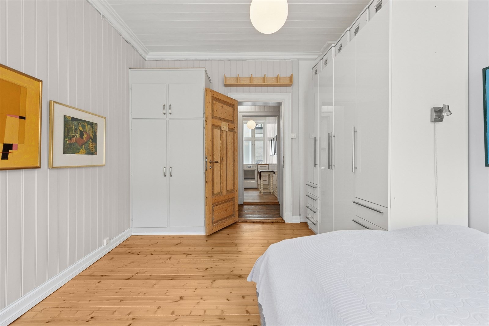 Soverommet er for øvrig allerede utstyrt med garderobeskap som gjerne kan suppleres med ytterligere skap eller en kommode om ønskelig. Galleribilde