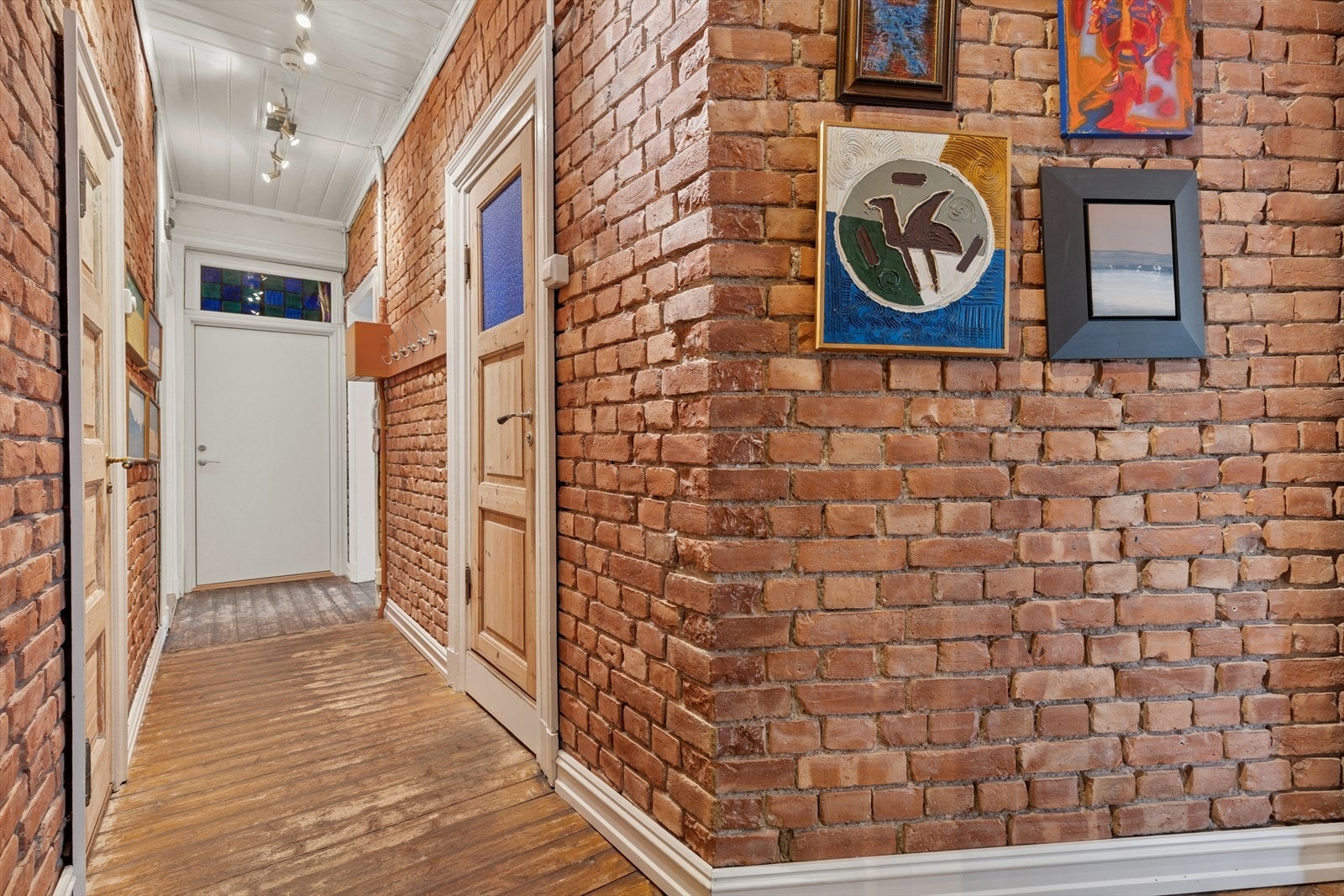 Du blir møtt av en velholdt og praktisk entré med originale furugulv, teglsteinsvegger og god takhøyde. Galleribilde