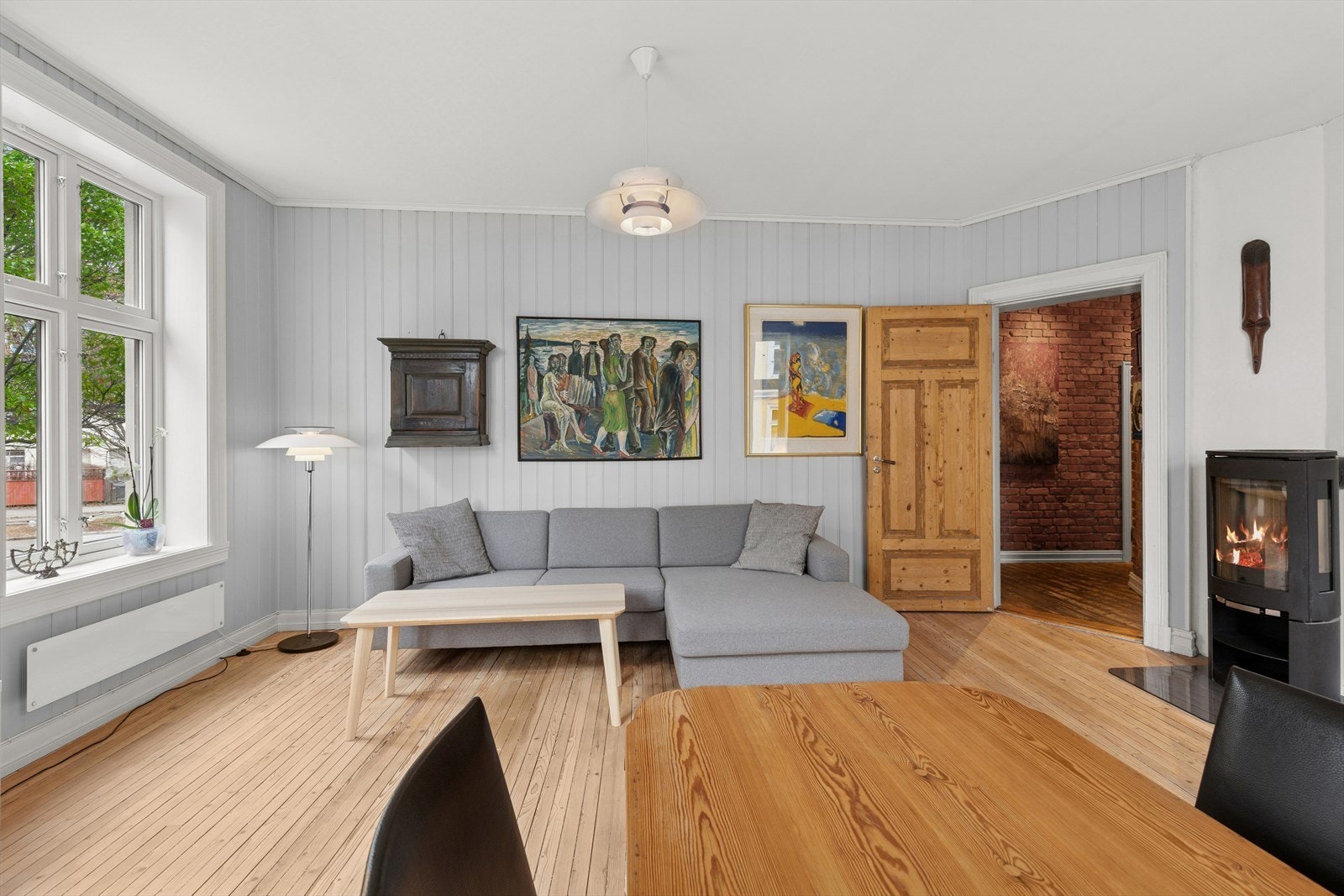 Leiligheten ligger i byggets 2. etasje og inneholder: entré, herlig stue & spisestue med store vinduer, to romslige soverom, flott kjøkken beliggende separat, flislagt bad med opplegg for vaskemaskin og separat toalettrom. Galleribilde