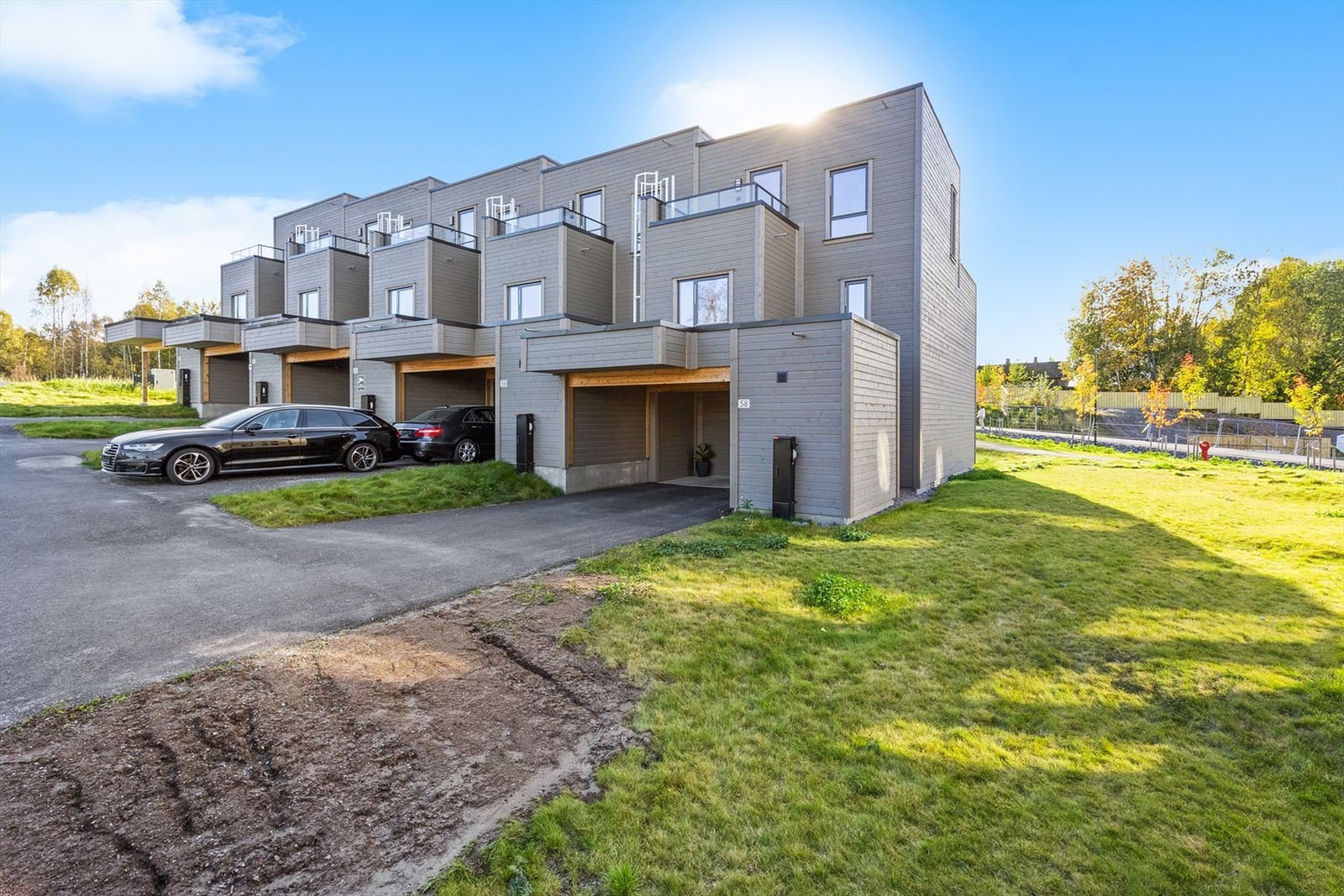 Det medfølger en parkering i carport. Det er plass til 2 biler i lengden. Galleribilde