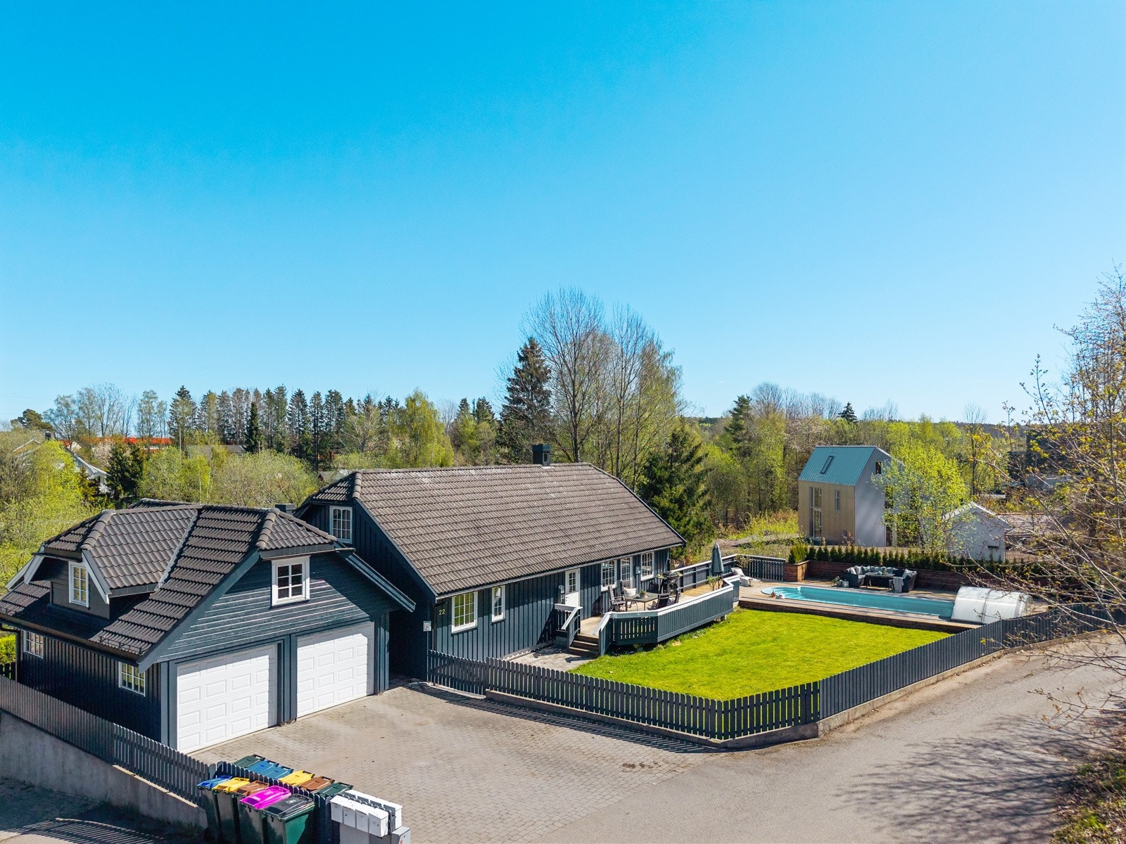 Steinlagt gårdsplass med god plass til flere biler på egen eiendom. Galleribilde
