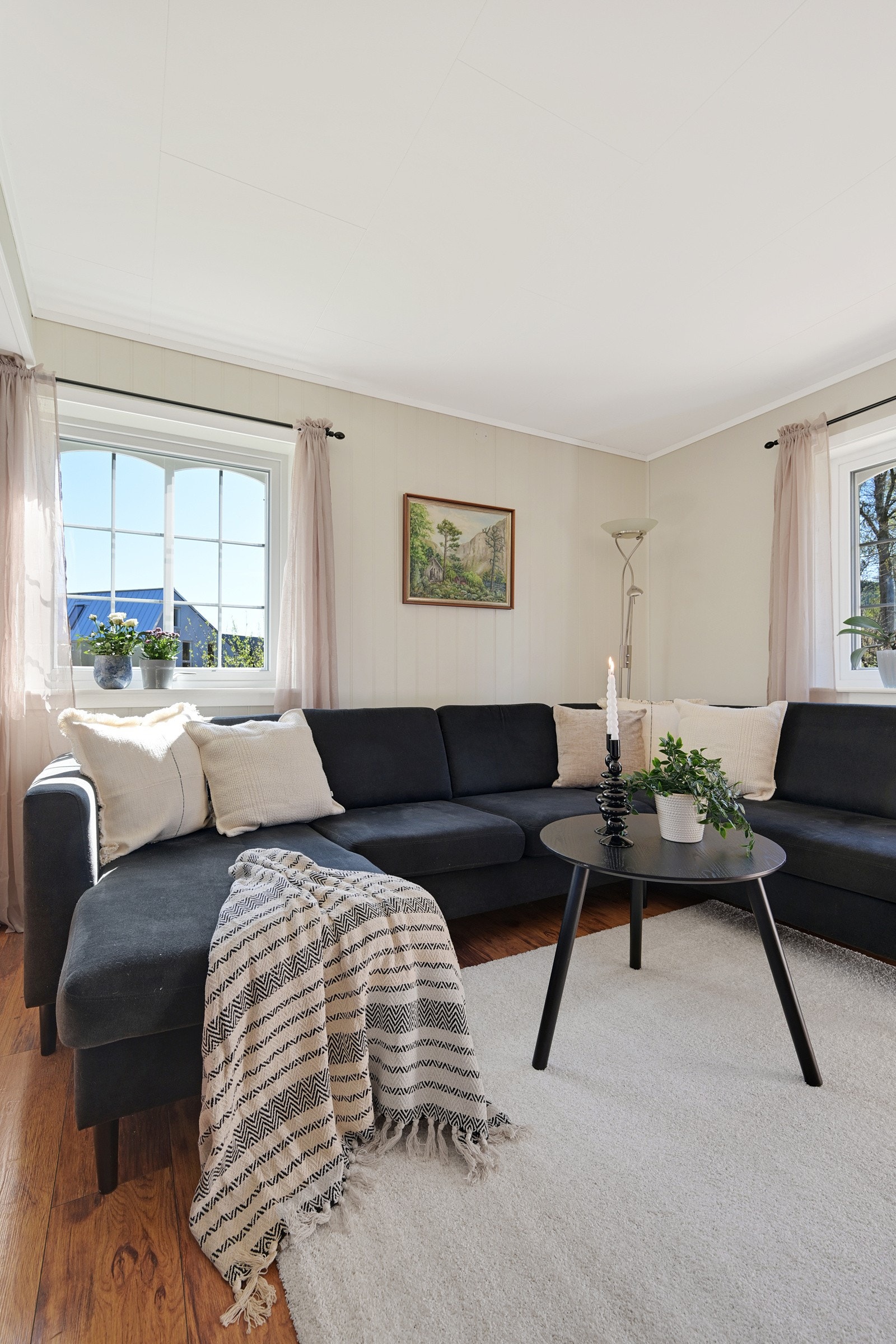 Deilig med stor plass til en god sofa man kan hvile på etter en hektisk uke Galleribilde