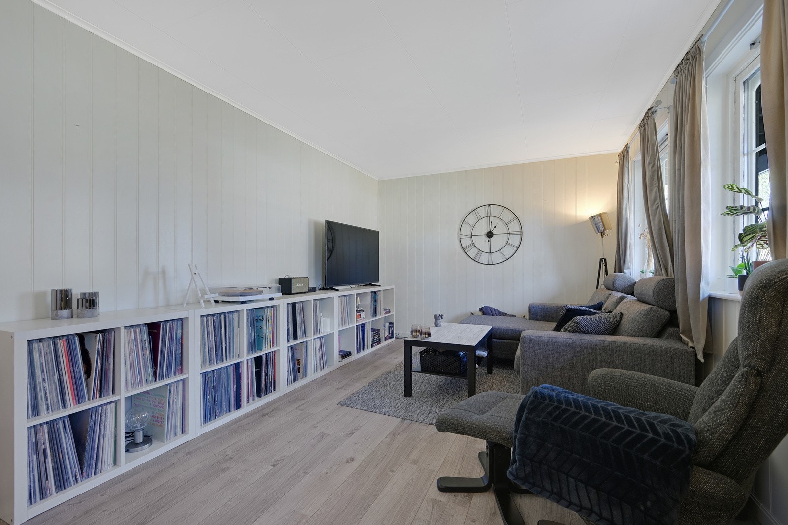 Leiligheten ble pusset opp i 2015 og da ble det lagt pent laminatgulv, lysmalte mdf plater på veggene og lysmalt himling. Galleribilde