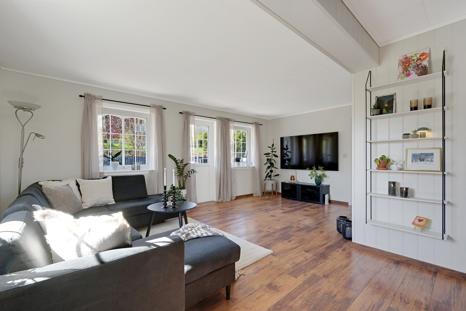 Store vinduer i stuen og spisestuen slipper naturlig lys inn. Fra stuen er det utgang til stor vestvendt terrasse, svømmebassenget og inngjerdet hage. Galleribilde