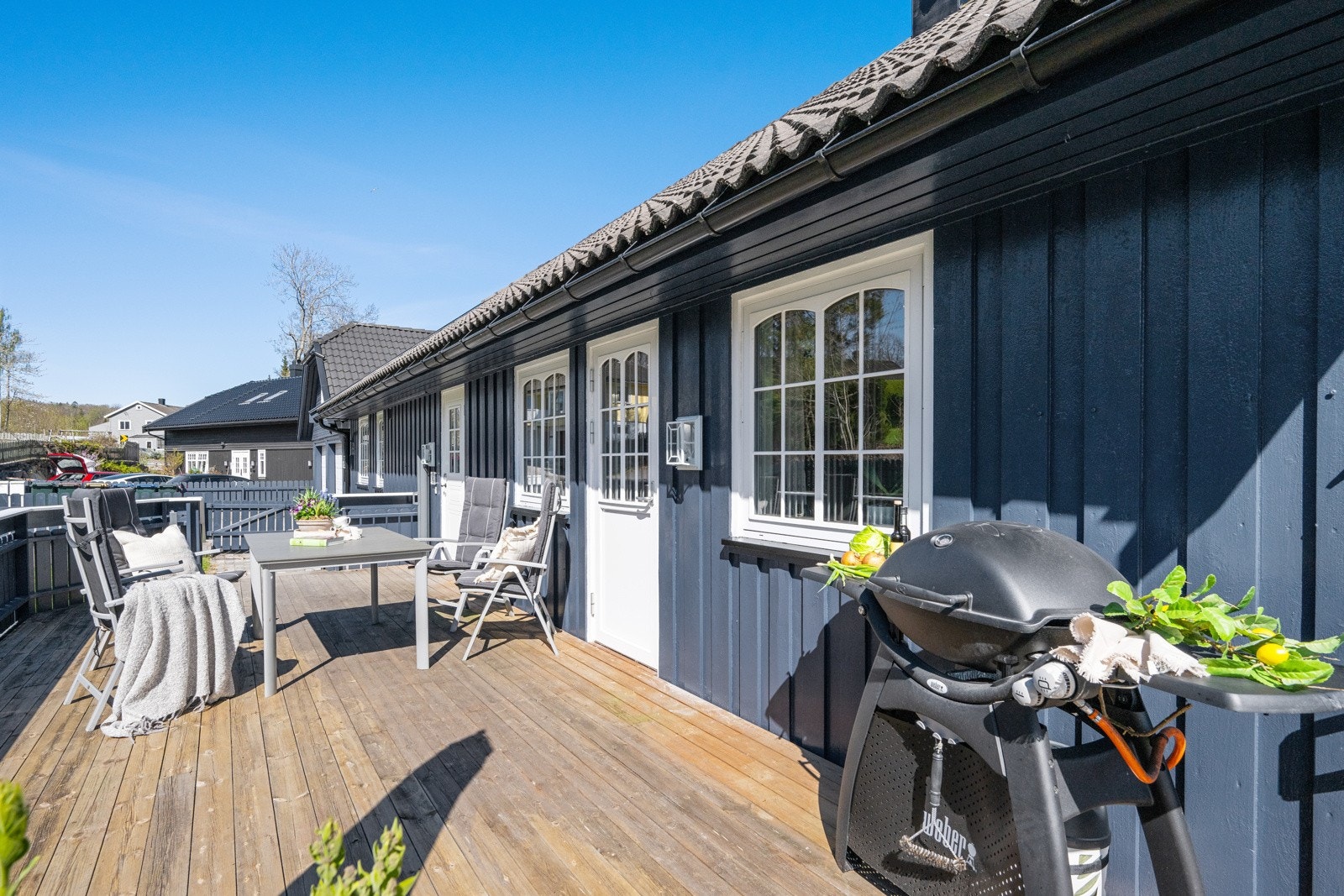 Fra gårdsplassen er det port inn til hovedinngangen og det er også utgang til denne hyggelige terrassen fra stuen. Galleribilde