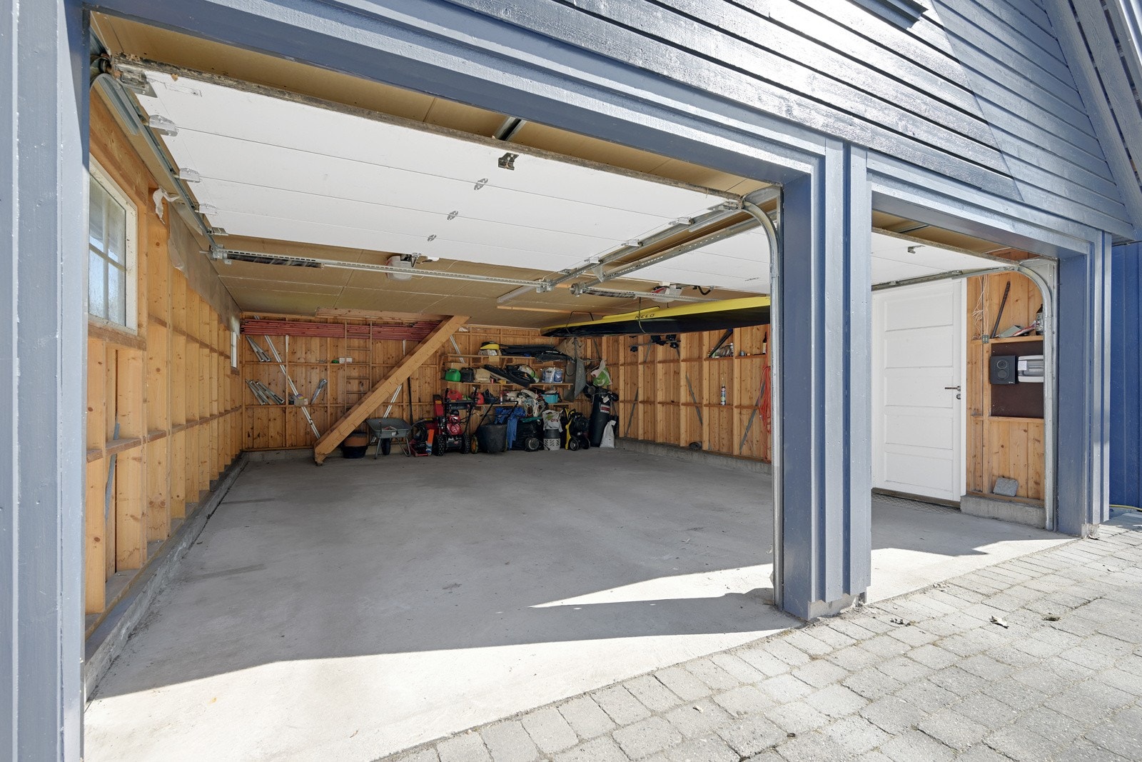 Stor dobbelgarasje fra Igland med 2 leddporter hvor begge har elektronisk portåpner. Galleribilde