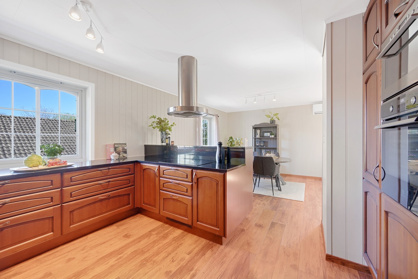 Deilig med god benkeplass når man skal bake eller tilberede måltider. Det er mye plass i gode skuffer og i skapene på dette solide kjøkkenet fra Gunnestad. Galleribilde