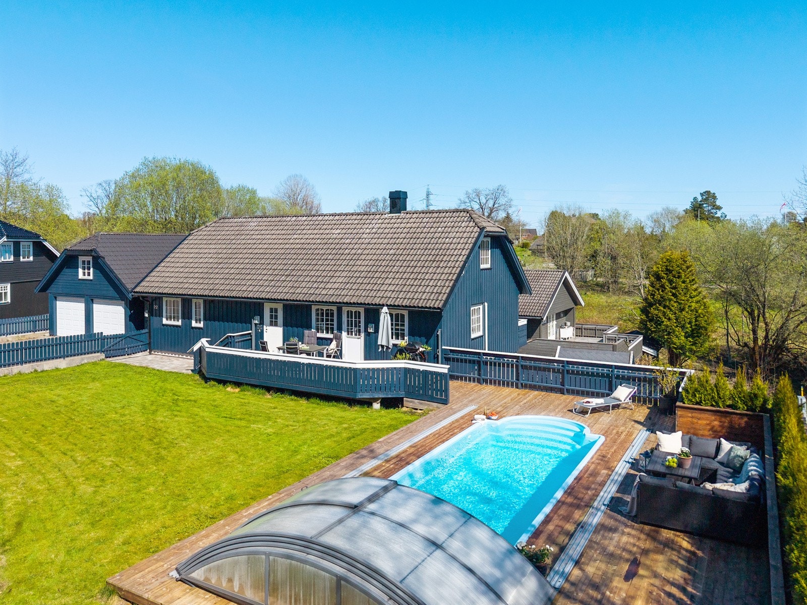 Velkommen til Langmyra 22 en særdeles innholdsrik enebolig med leilighet og stort åpent loft, svømmebasseng og dobbel garasje med loft Galleribilde