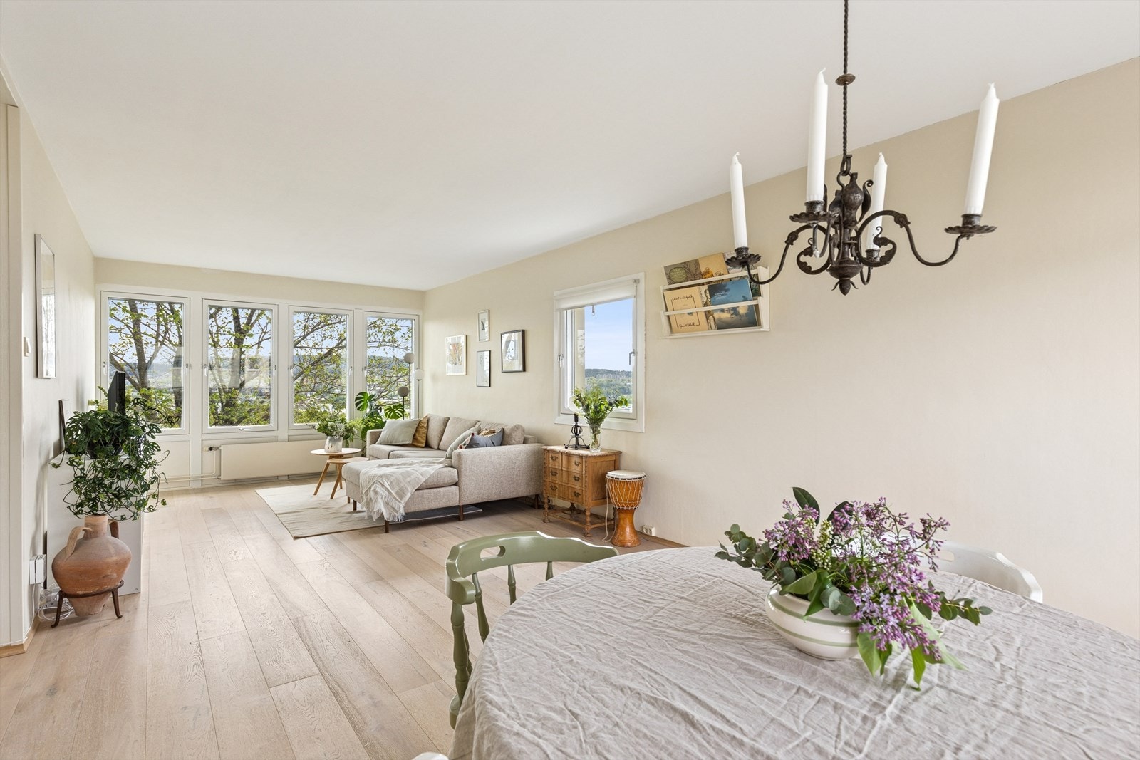 Oppvarming via radiatorer tilknyttet fjernvarme som er inkludert i felleskostnadene. Galleribilde