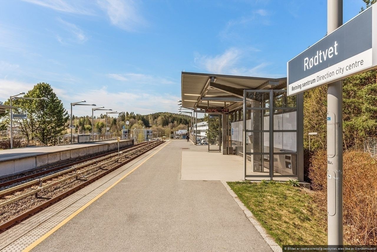 Rødtvet T-bane ligger ca.8 min gange fra boligen. Galleribilde