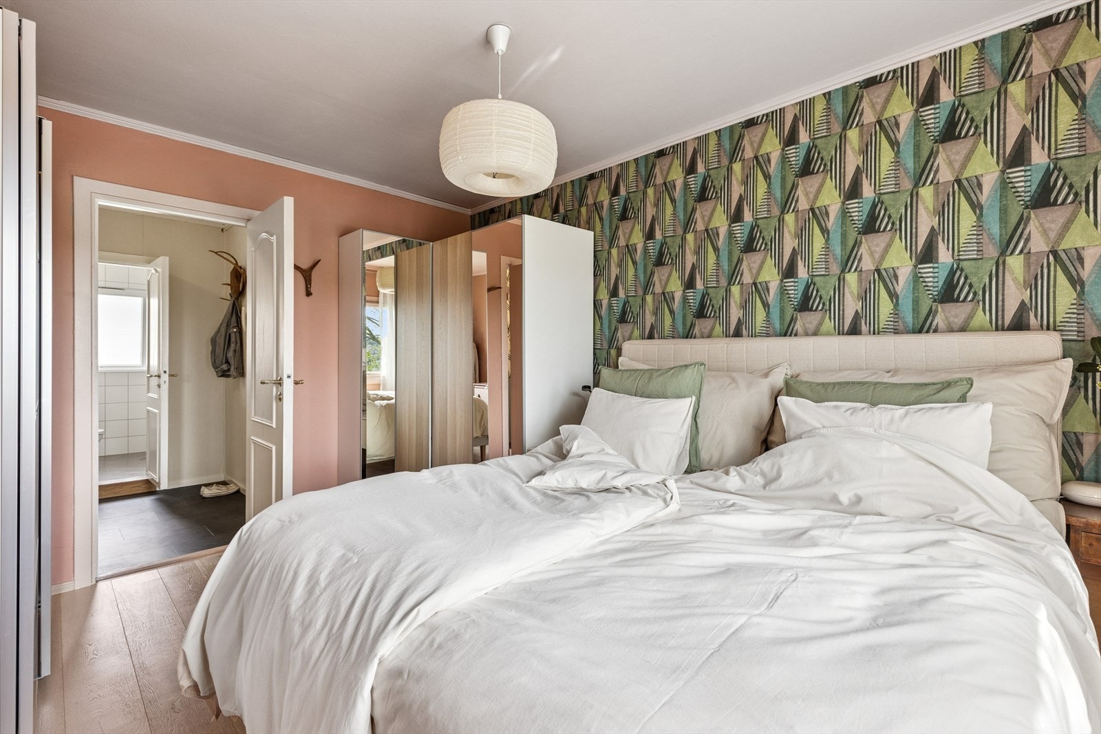 Det romslige hovedsoverommet har rikelig med oppbevaringsplass i de store garderobeskapene, som gir god plass til både klær og tilbehør Galleribilde