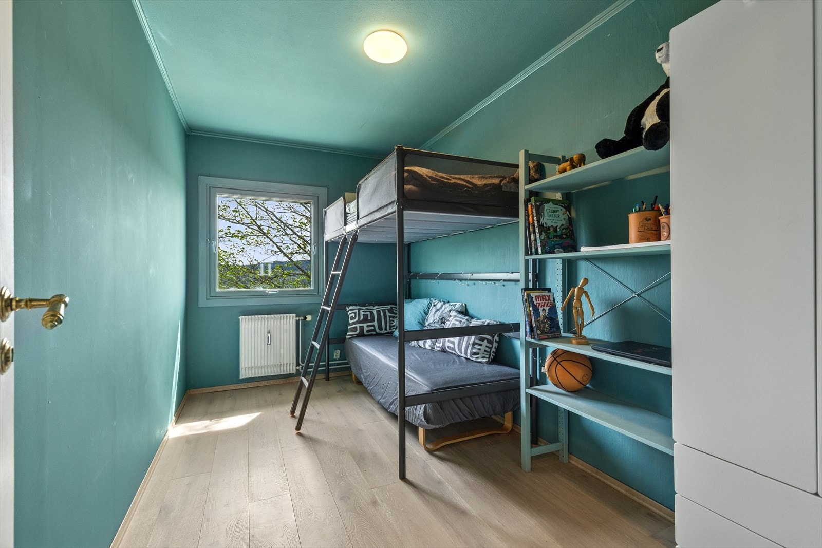 Soverom 2 er også av god størrelse, med god plass. Innred etter eget ønske og behov! Galleribilde