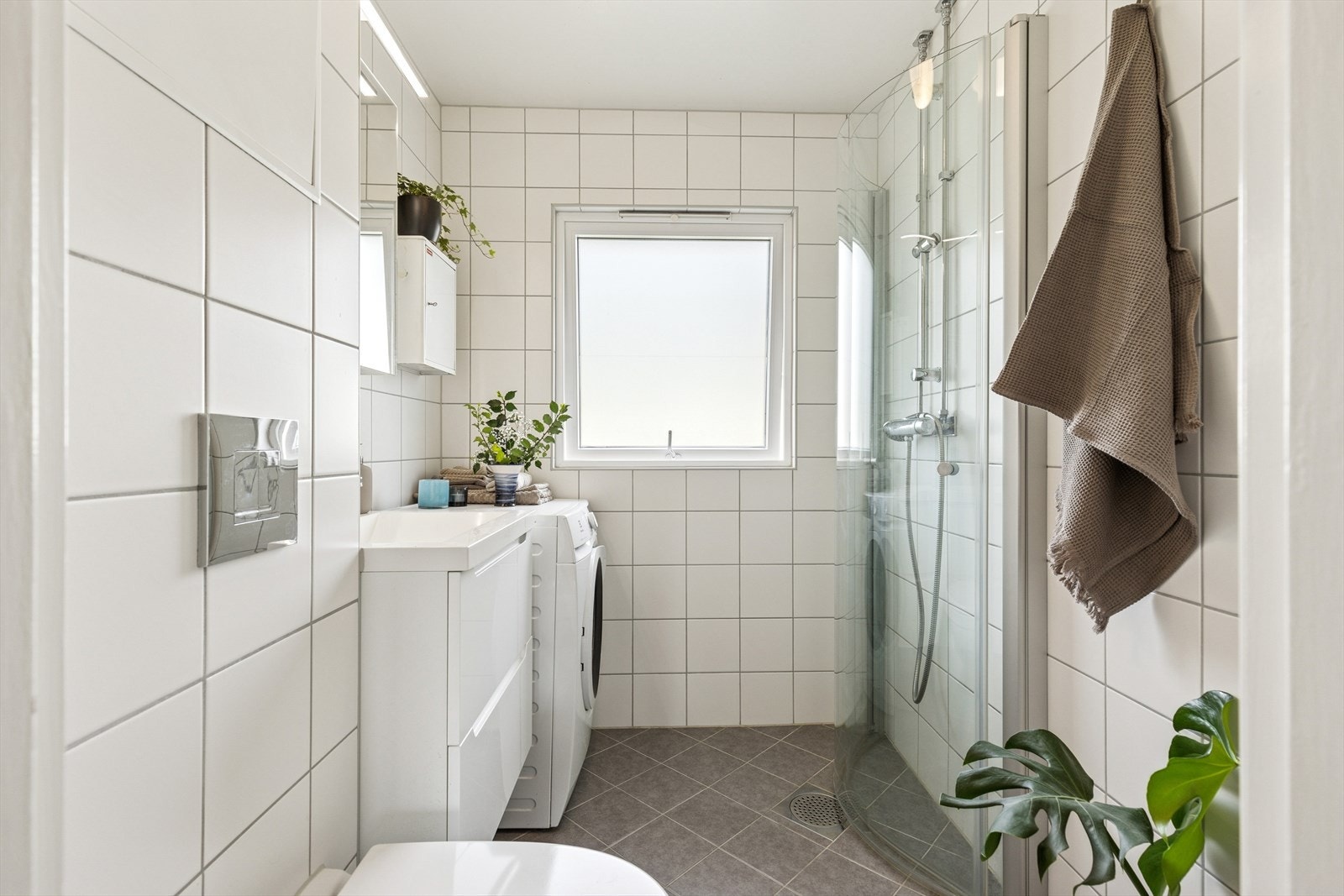 Badet har også opplegg for vaskemaskin, innfellbare dusjvegger og komfortabel gulvvarme som gir ekstra velvære. Galleribilde