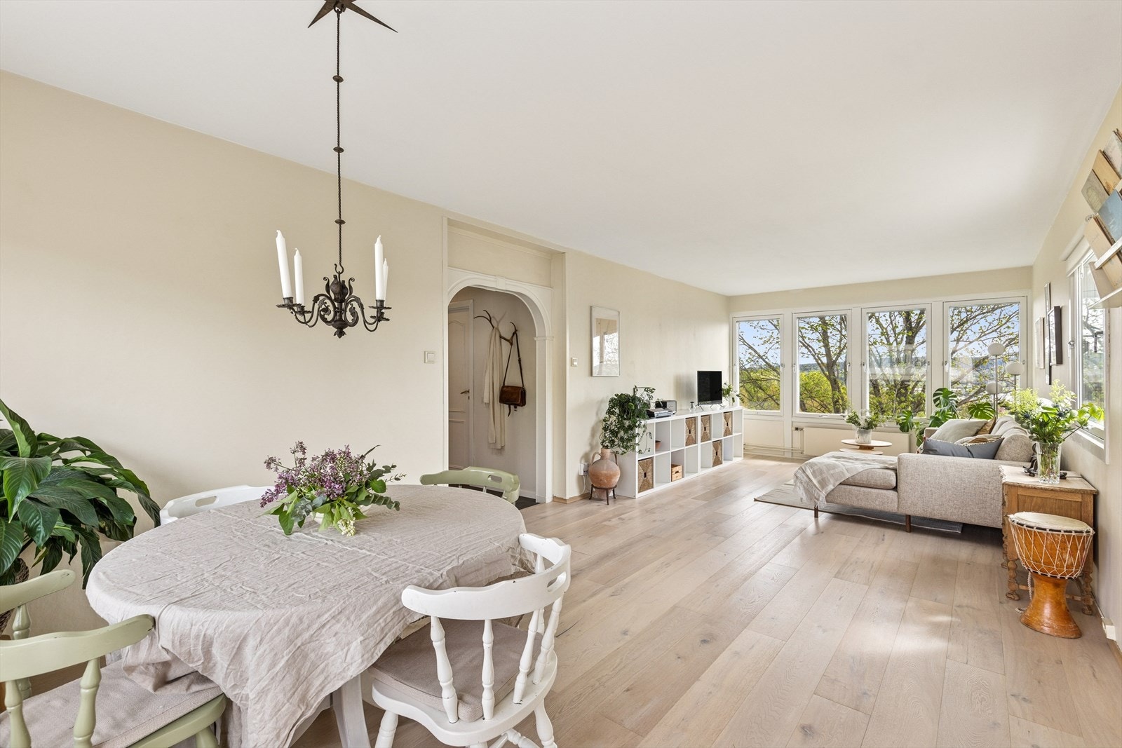 Stuen kan enkelt deles inn i to soner - en sofaseksjon og et spisebord. Galleribilde