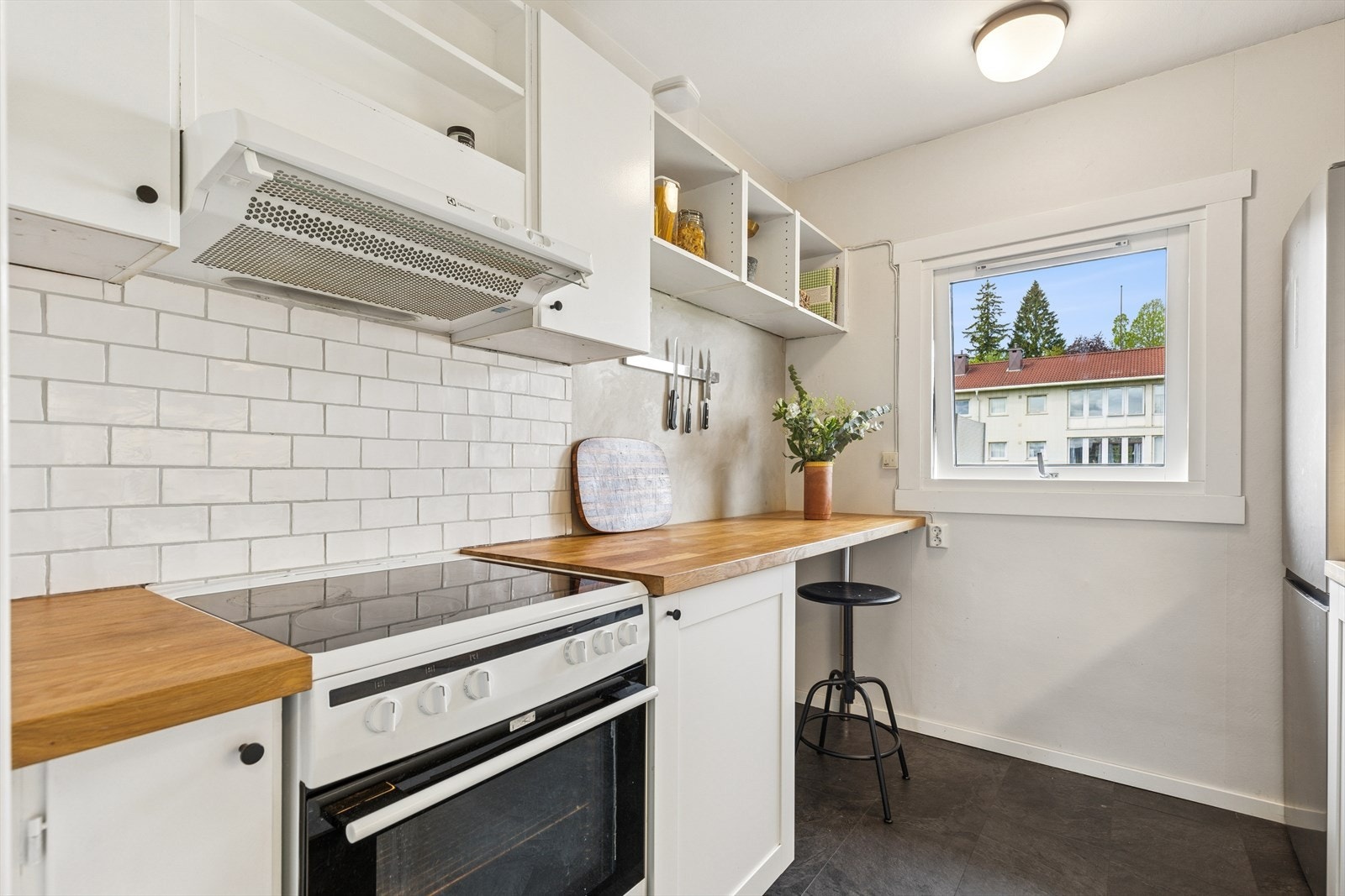 Et smart og koselig spisehjørne er integrert under benkeplaten, hvor en liten stol gir plass til avslappende måltider eller en uformell prat. Galleribilde