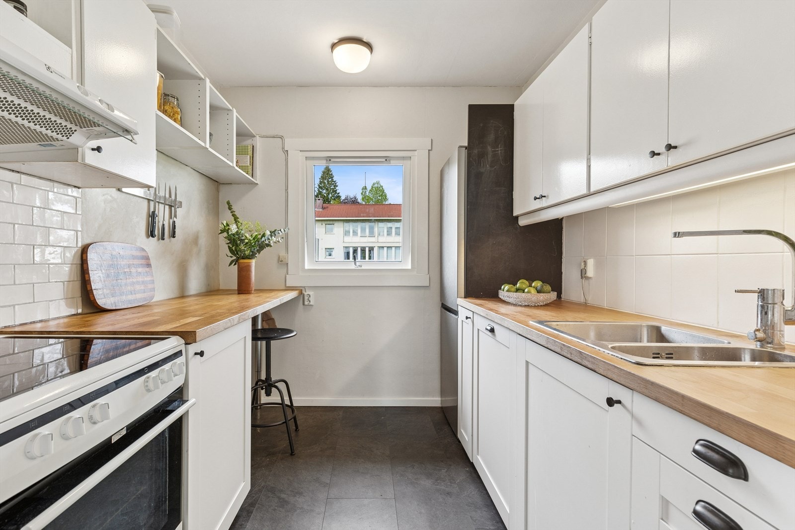 Det separate kjøkkenet byr på svært gode oppbevaringsmuligheter med et generøst antall skap og skuffer. Galleribilde