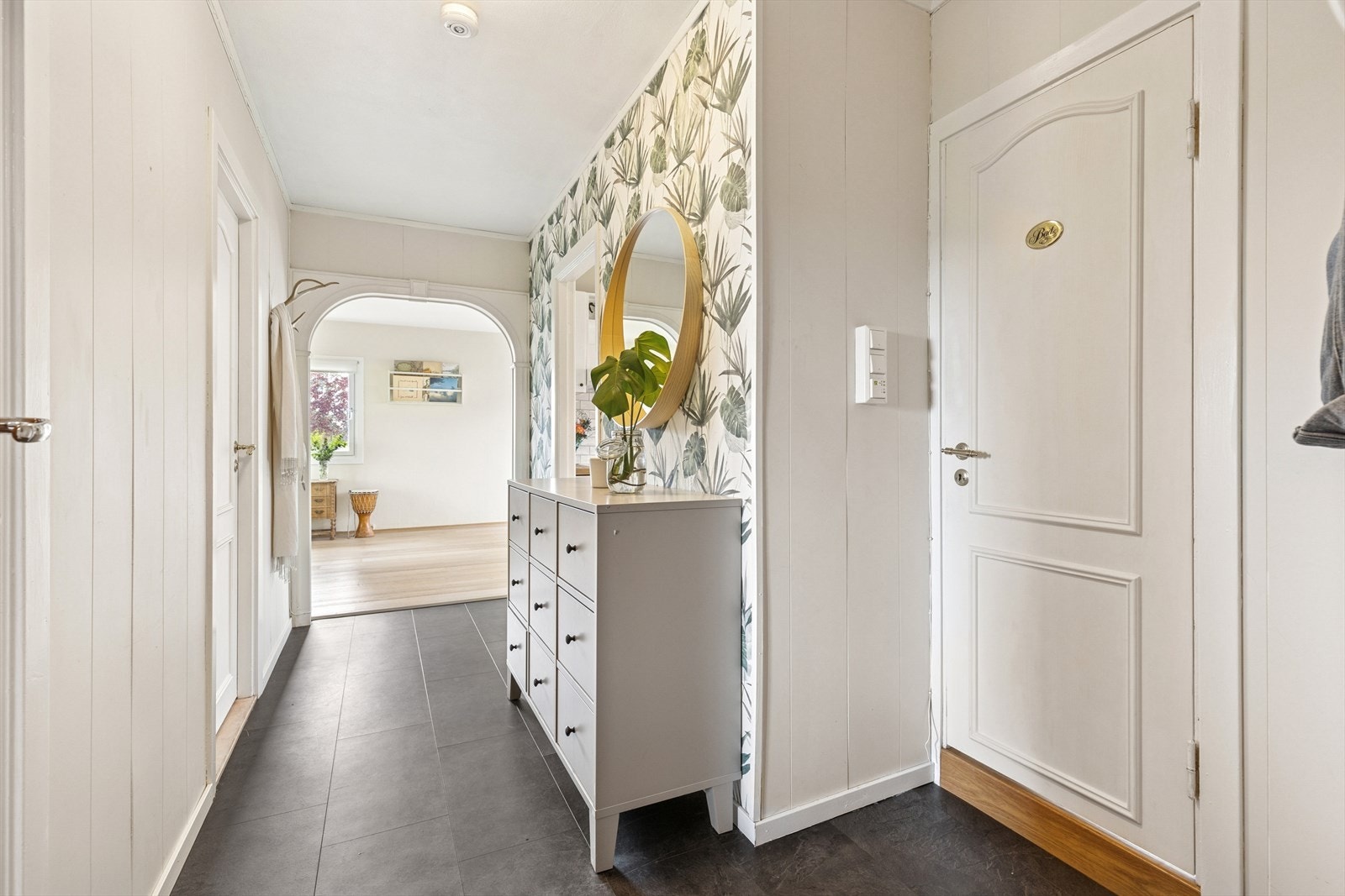 Velkommen inn! Leilighetens entré er lys og gir et positivt førsteinntrykk av boligen. Her er det plass til å henge fra seg ytterklær og sette fra seg sko. Galleribilde