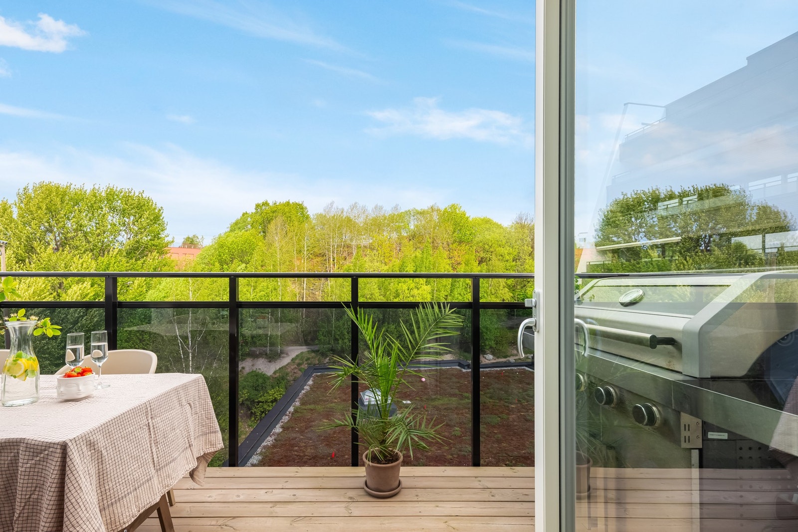 Dette gir deg muligheten til å både ha en balkong med loungemøblement og en med spisebord samt grill. Galleribilde