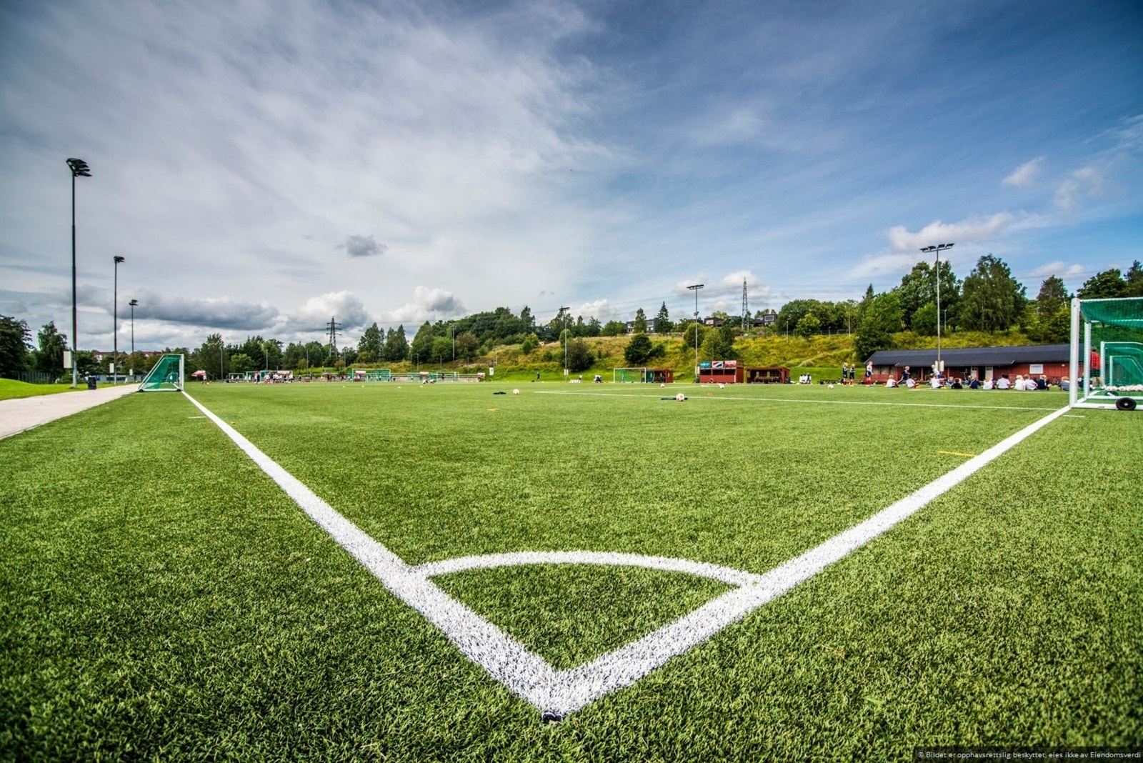 Løren idrettspark ligger rett utenfor leiligheten og består av kunstgressbaner, treningsapparater, park og Lørenhallen. Galleribilde