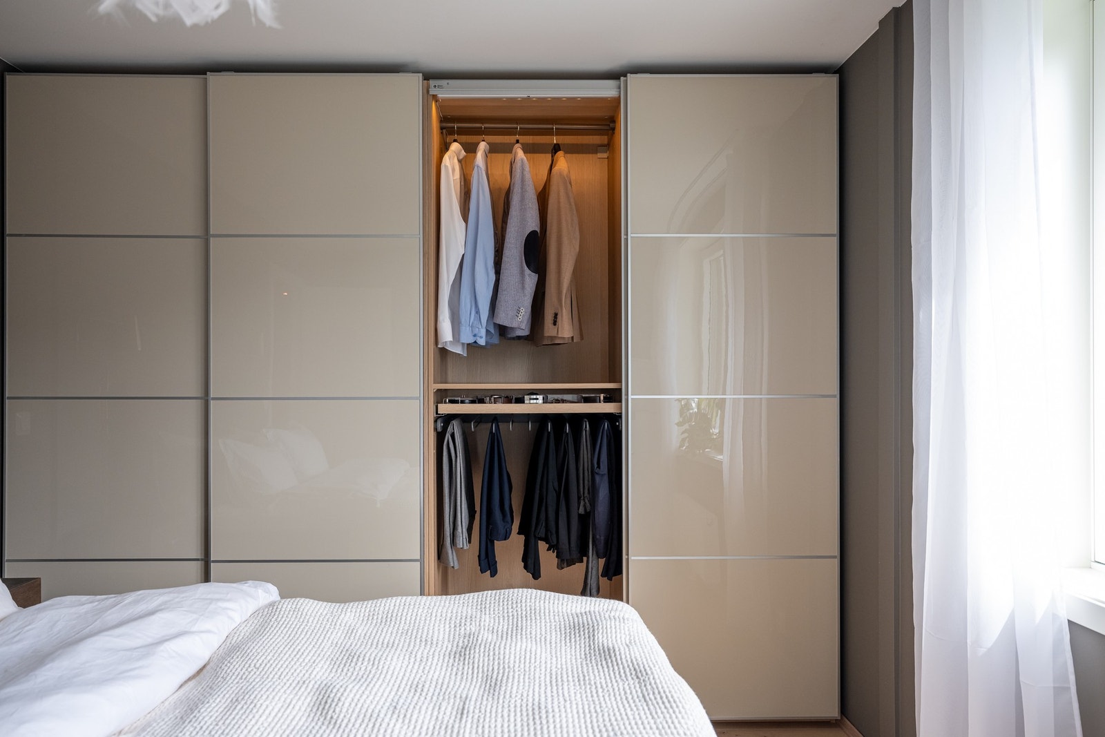 Stor skyvedørsgarderobe gir godt med oppbevaringsplass og blir stående. Galleribilde