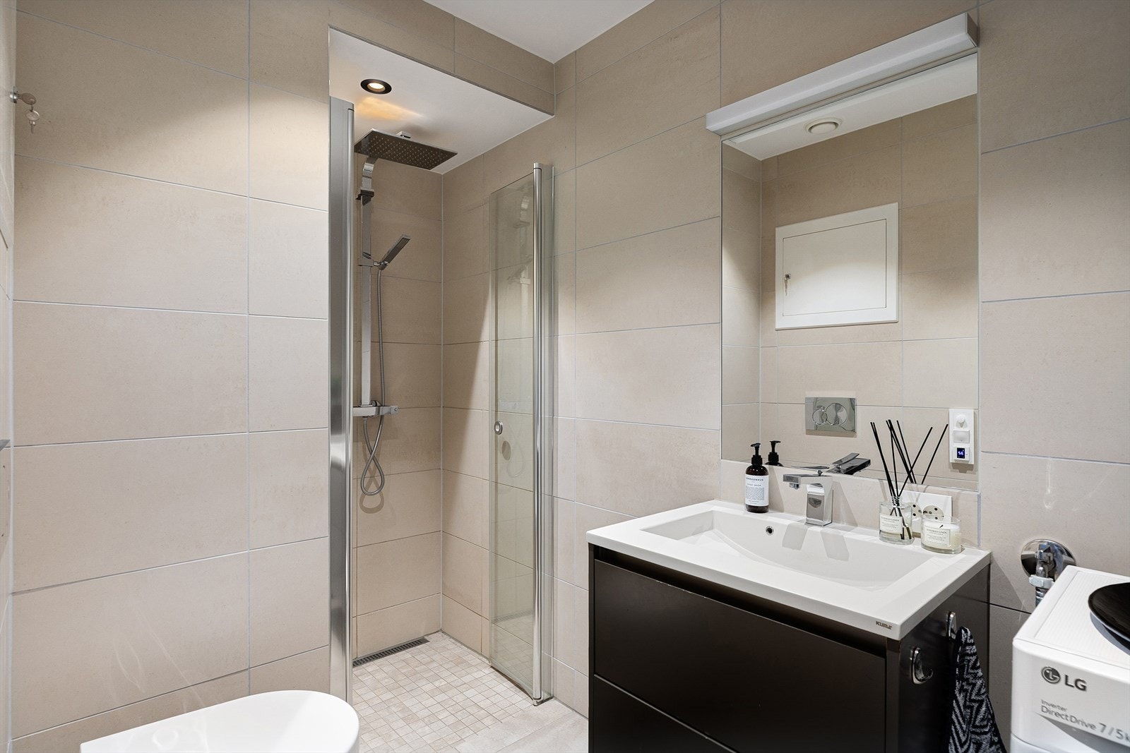 Lekkert og moderne bad fra 2017 med tidsriktige materialvalg og en gjennomført stil. Galleribilde