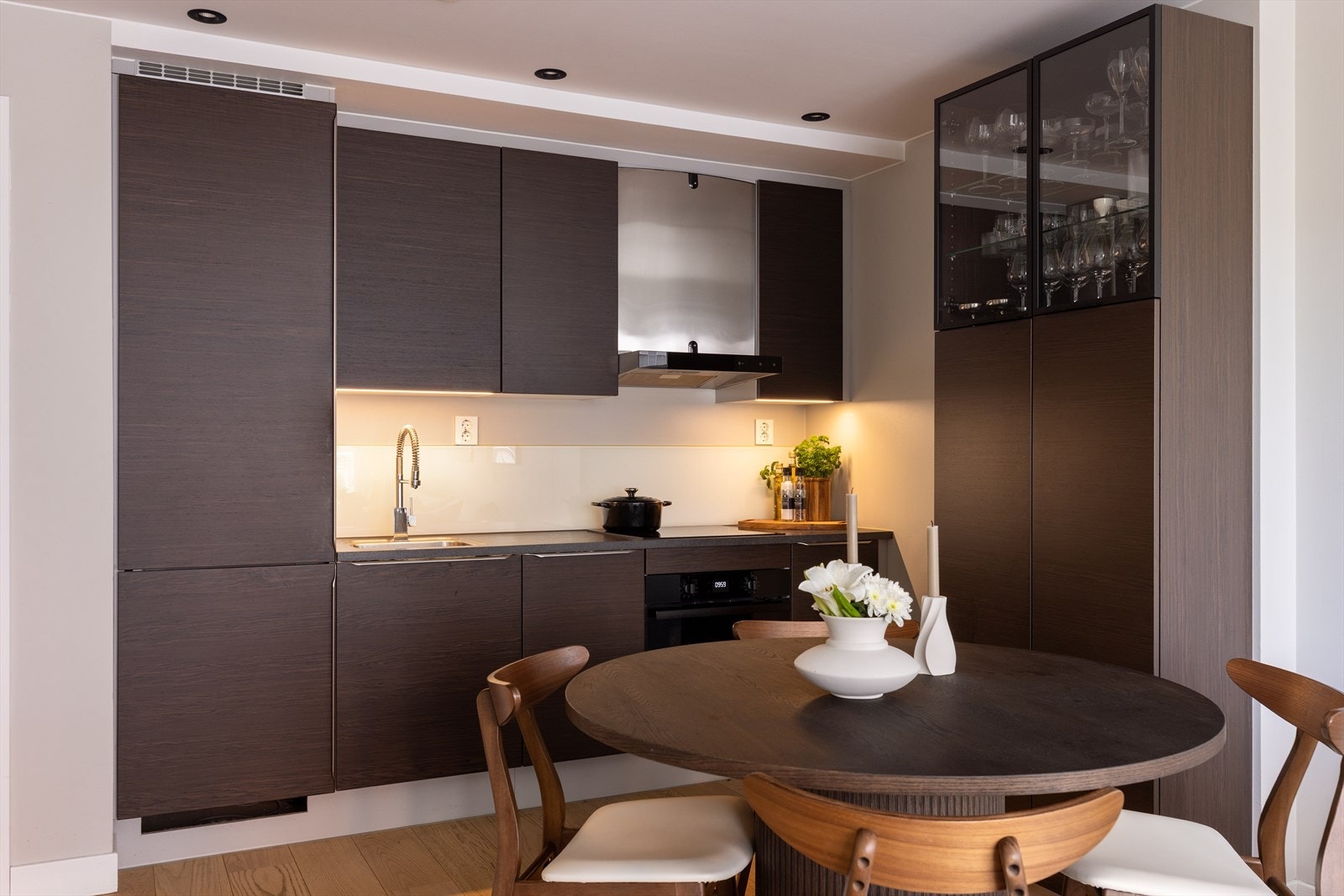 Meget pent og delikat kjøkken med nye HTH-fronter fra 2024. Innredningen har glatte, laminerte overflater, laminert benkeplate og plater mellom overskap. Galleribilde