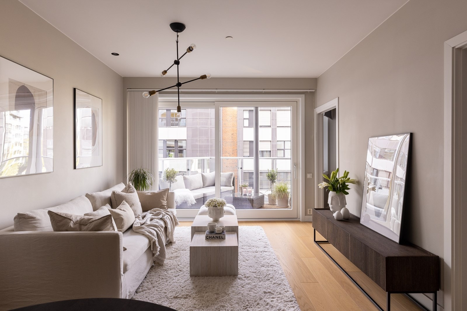 Store vindusflater fra gulv til tak slipper inn rikelig med dagslys og gir rommet en luftig følelse. Galleribilde