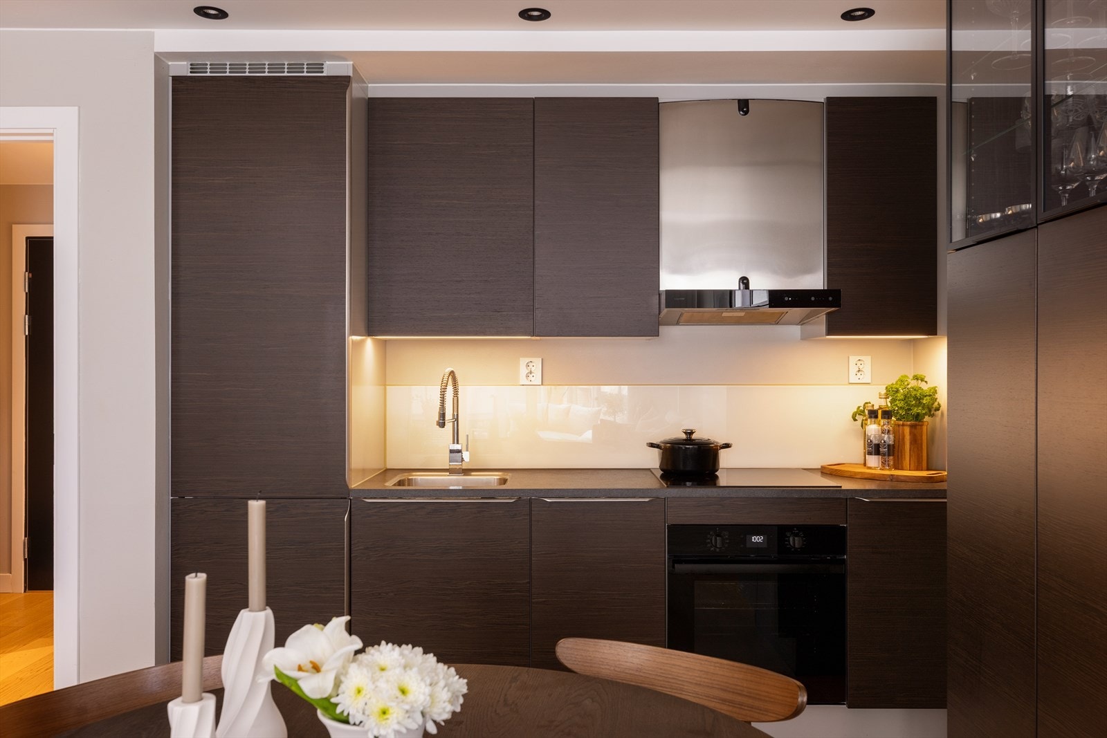 Det er avtrekk via mekanisk avtrekksanlegg i boenheten. Kjøkkenet byr på rikelig med skap- og benkeplass, og har gode forhold for deg som liker å lage mat. Galleribilde