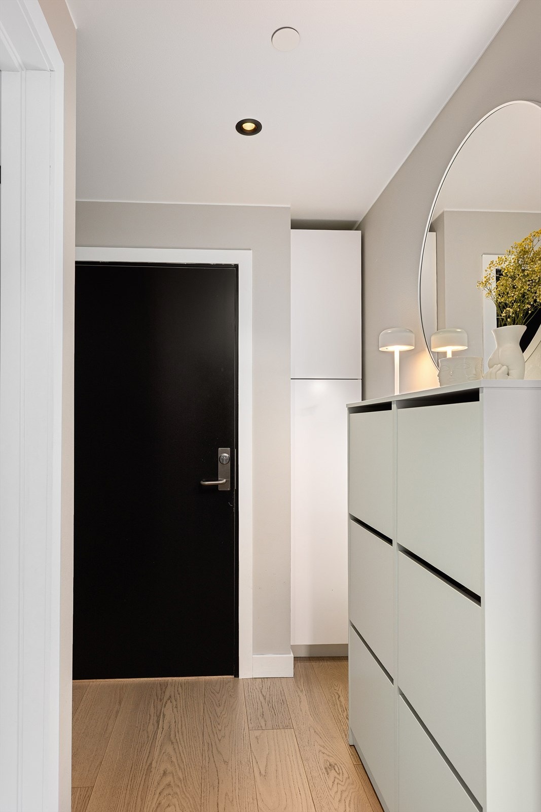 Entréen byr på smarte løsninger for plass til lagring av klær og sko. Galleribilde