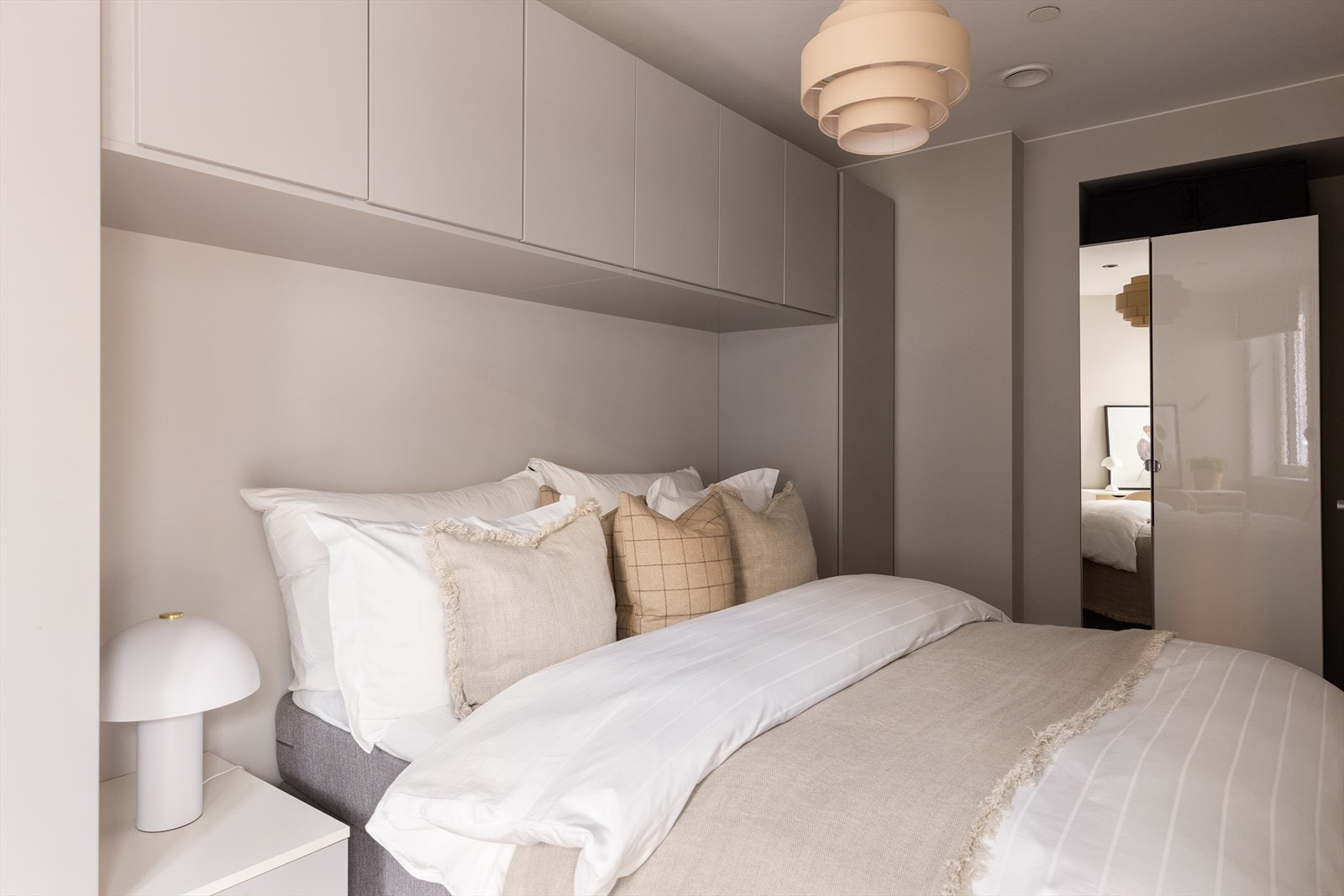 Det er god plass til stor dobbeltseng og smart, plassbygd skapløsning over sengen med nattbord. Galleribilde