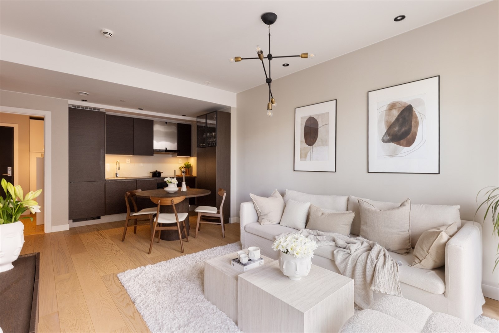 Ved kjøkkenet er det også god plass til spisebord, noe som gjør det enkelt å samle venner og familie til hyggelige måltider. Galleribilde