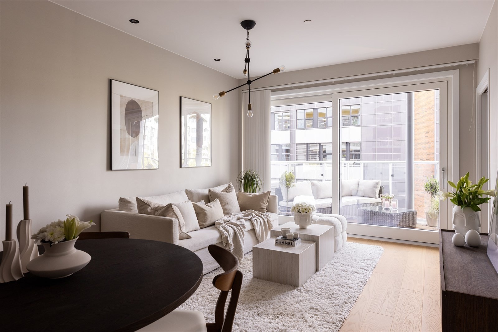 Stuen er romslig, lys og svært innbydende, med god plass til stor sofagruppe, sofabord og TV-møblement. Galleribilde