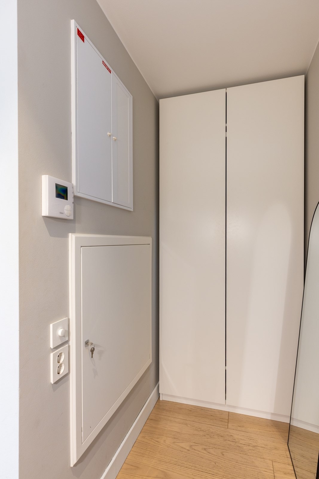 Her er det god plass til yttertøy i garderobeskap praktisk plassert i egen nisje. Galleribilde