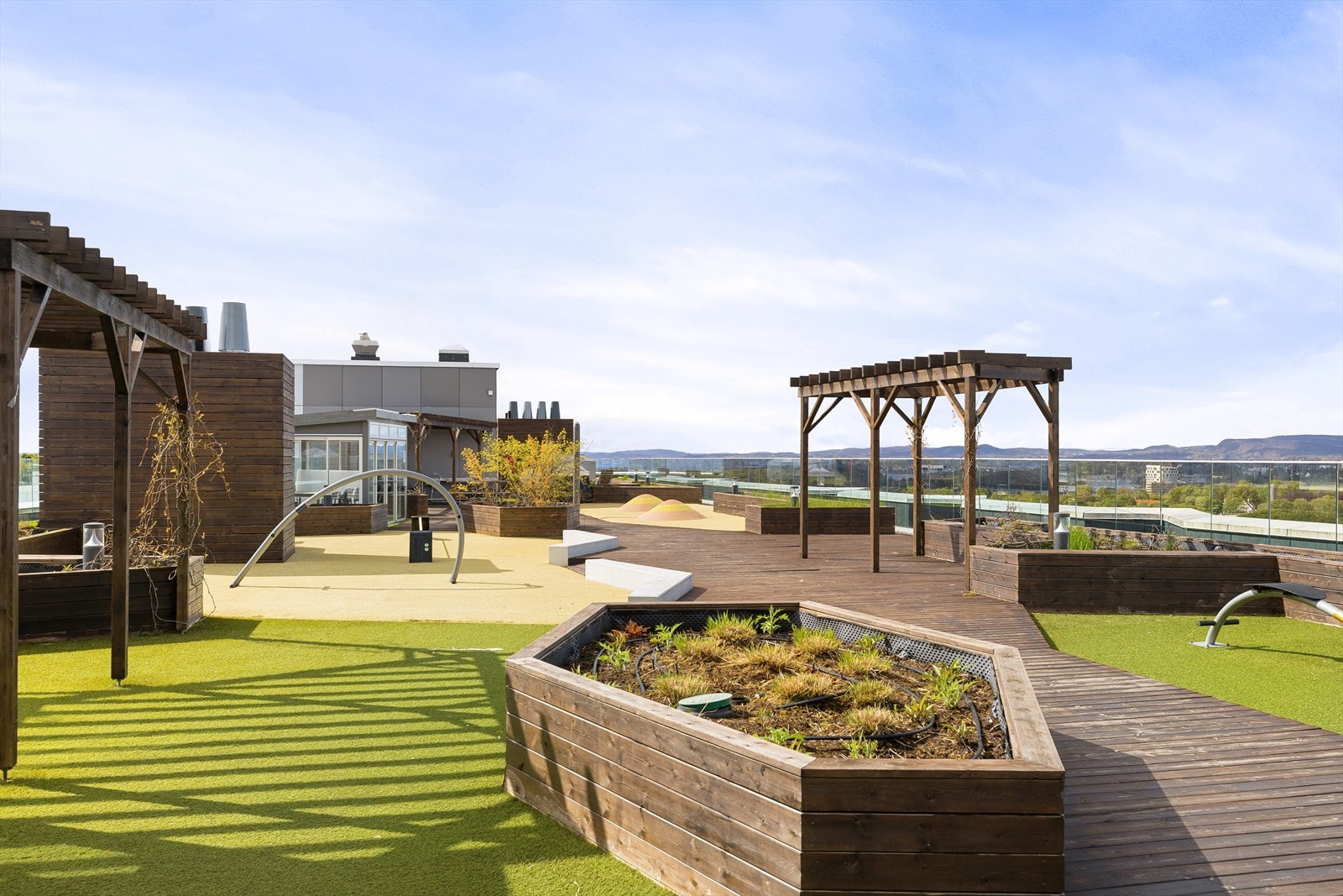 Fantastisk felles takterrasse med utsikt over hele byen og sol hele dagen. Her kan du leie to ekstra rom og eksempelvis holde bursdagssselskap, grille osv. Eller bare gå opp og ta med kaffe og frokosten som nytes i fantastiske omgivelser. Galleribilde