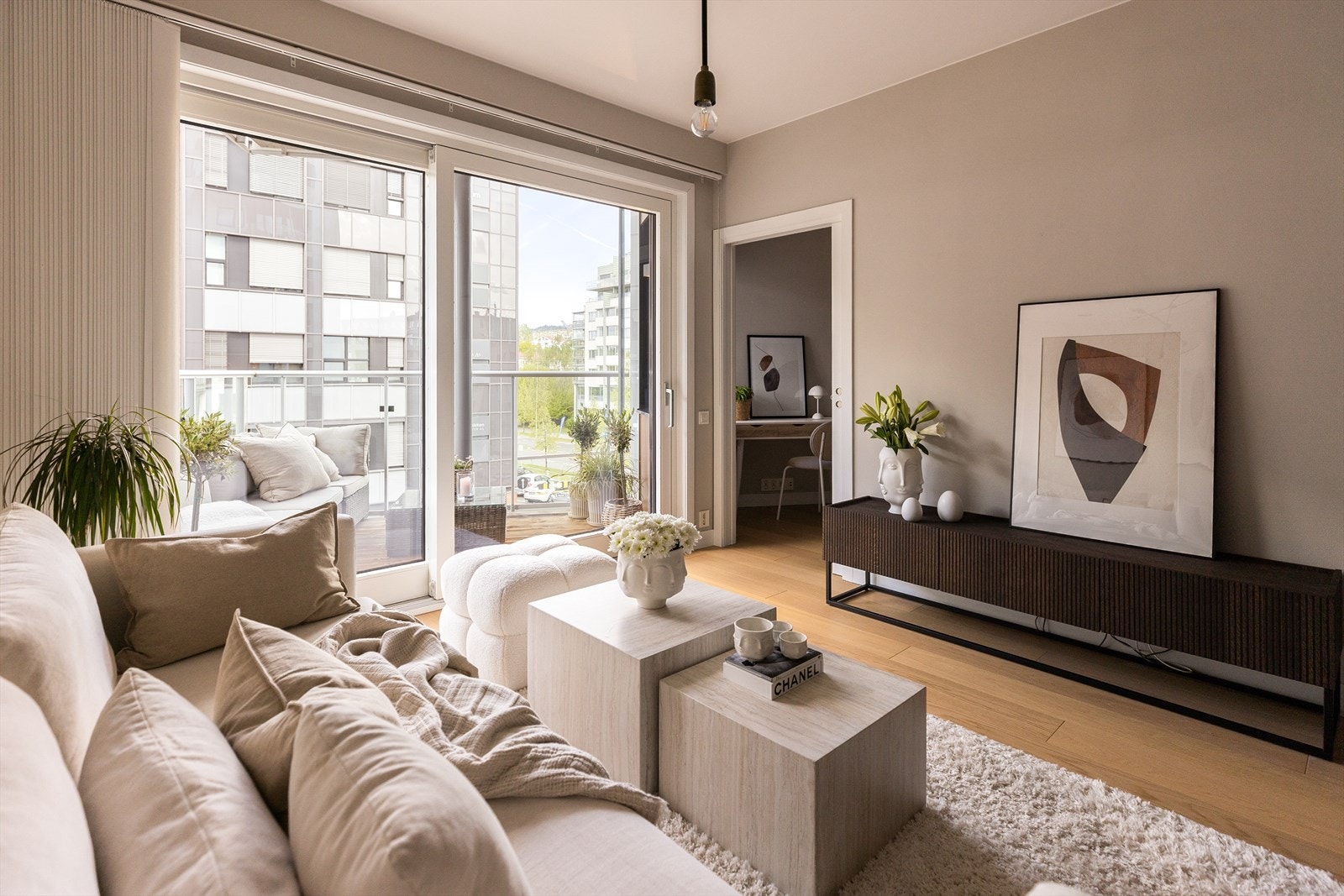 Fra stuen er det utgang til en herlig balkong på 7 kvm. Galleribilde